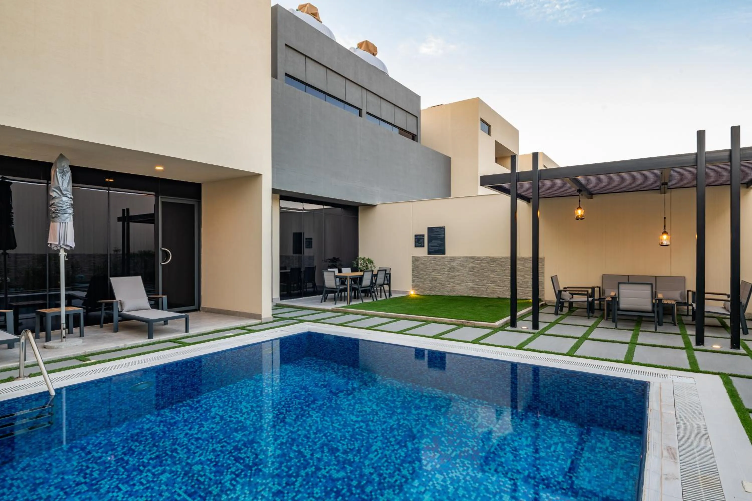 Swimming pool in Radisson Blu Hotel Riyadh Qurtuba