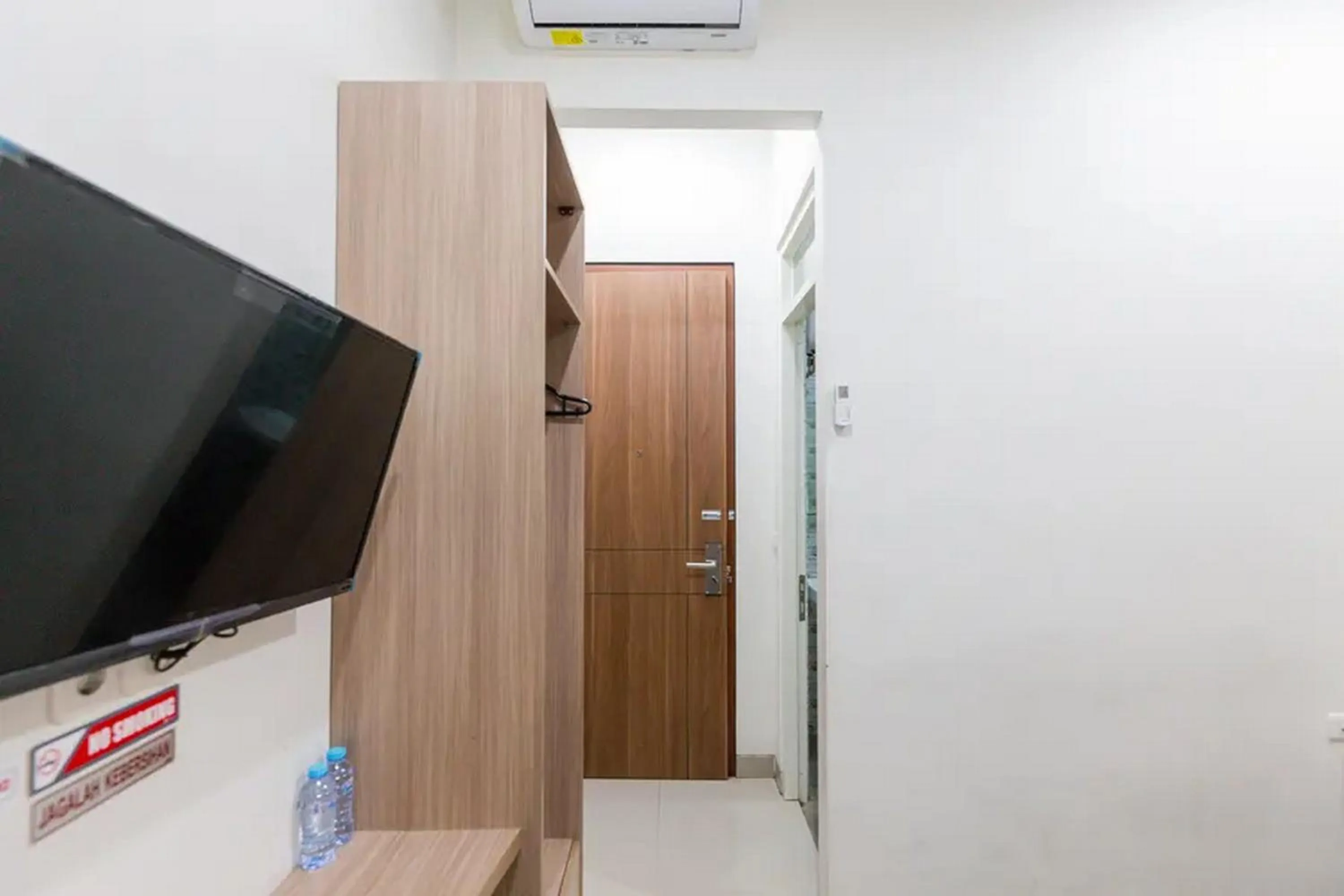 TV and multimedia in Sans Hotel Rajawali Surabaya by RedDoorz