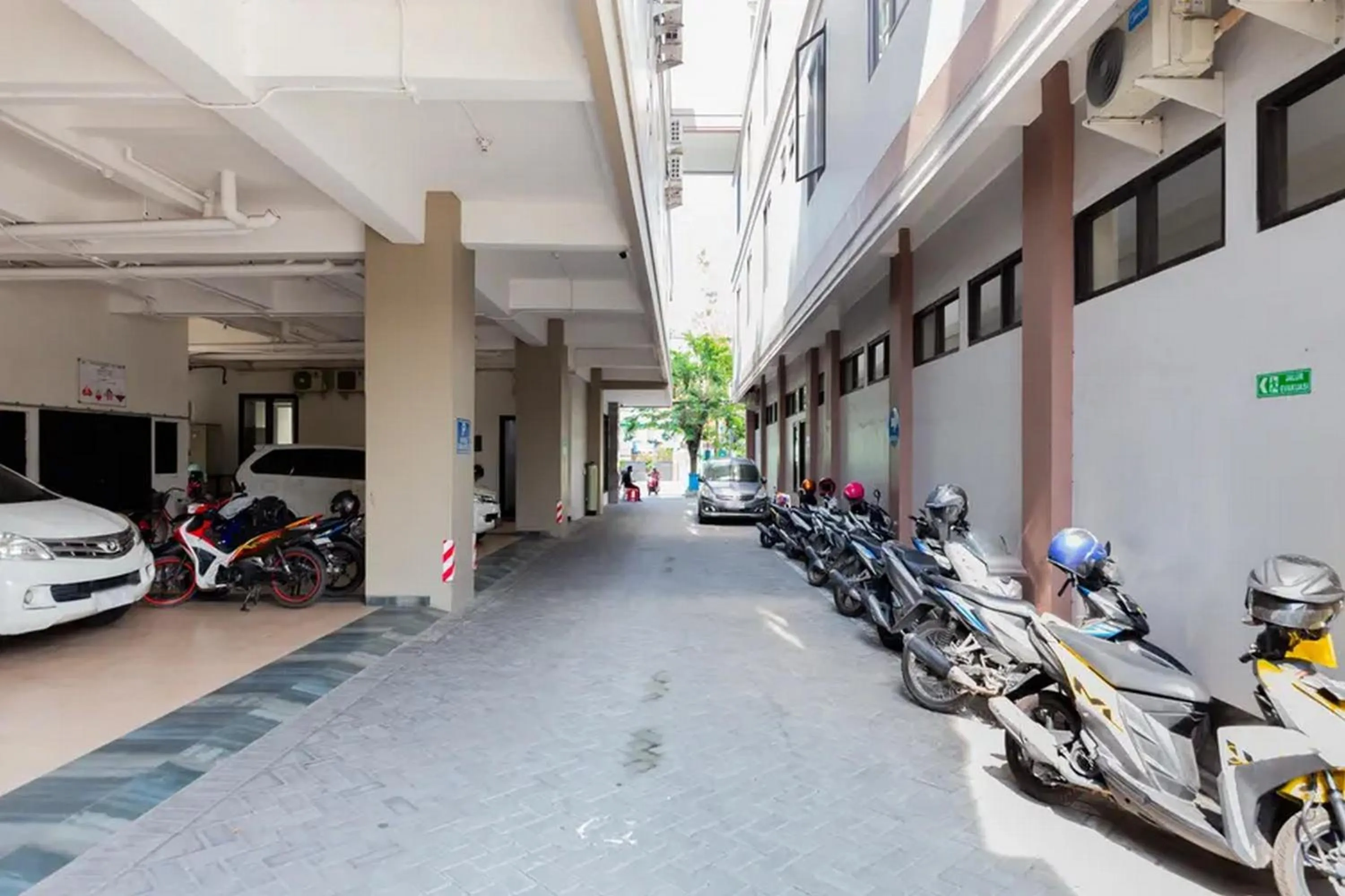 Parking in Sans Hotel Rajawali Surabaya by RedDoorz