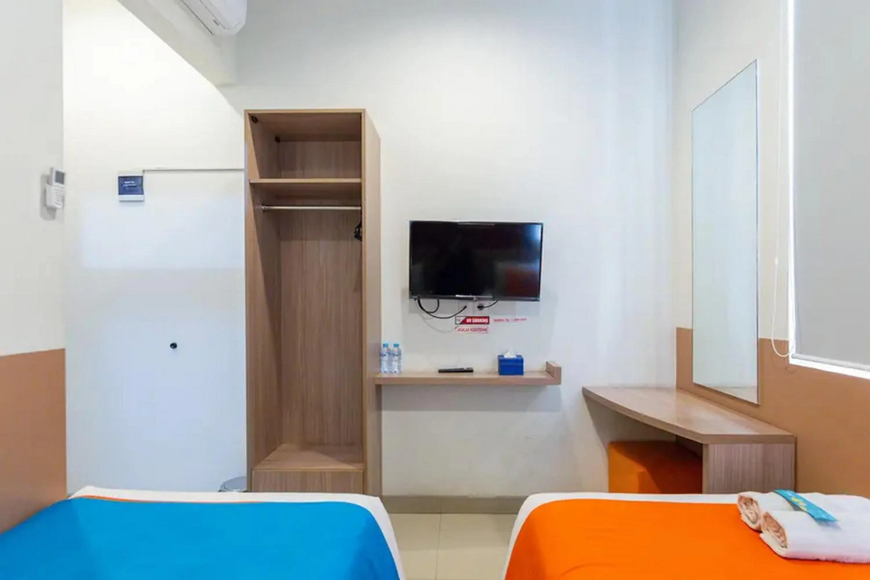 Bed in Sans Hotel Rajawali Surabaya by RedDoorz