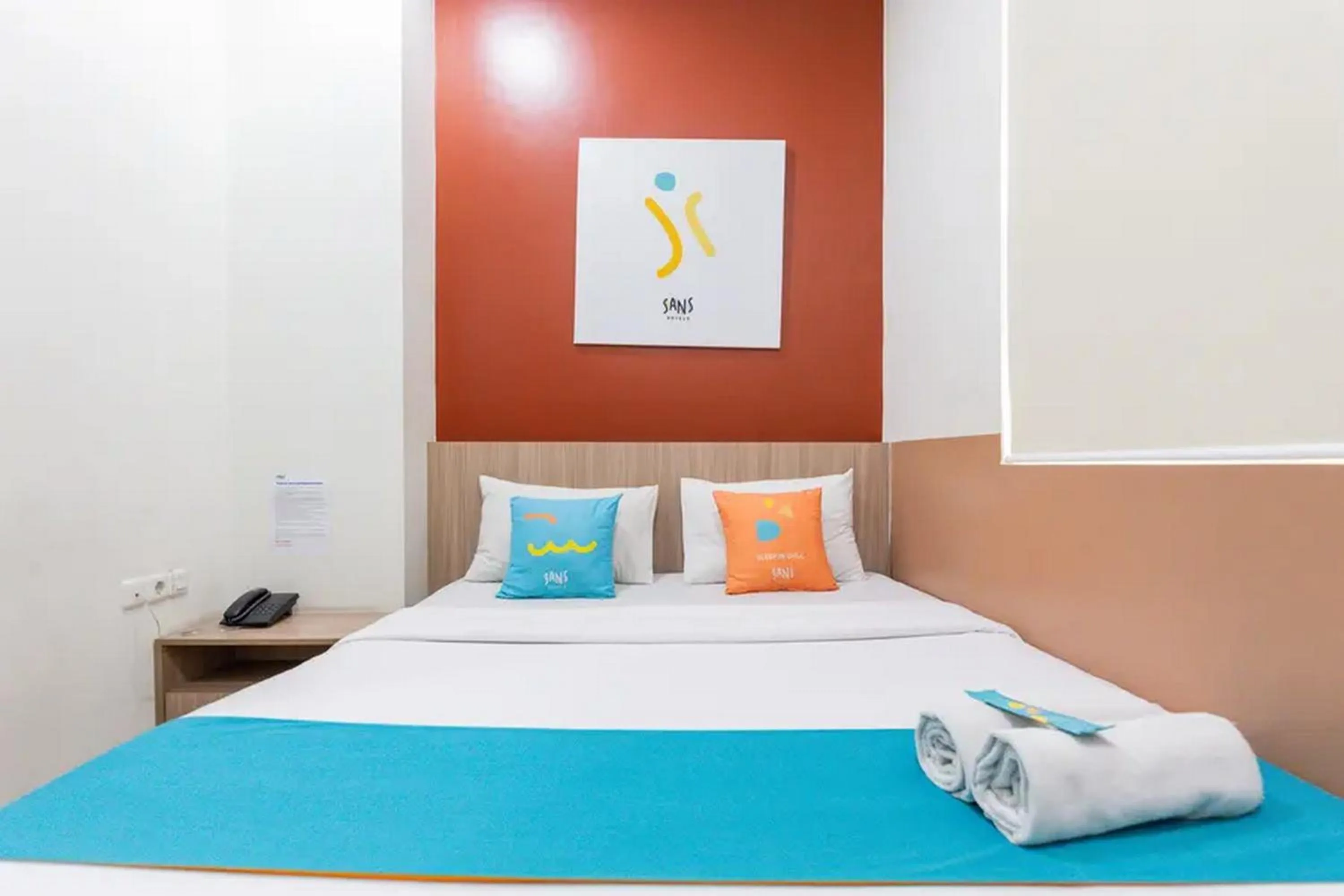 Bed in Sans Hotel Rajawali Surabaya by RedDoorz