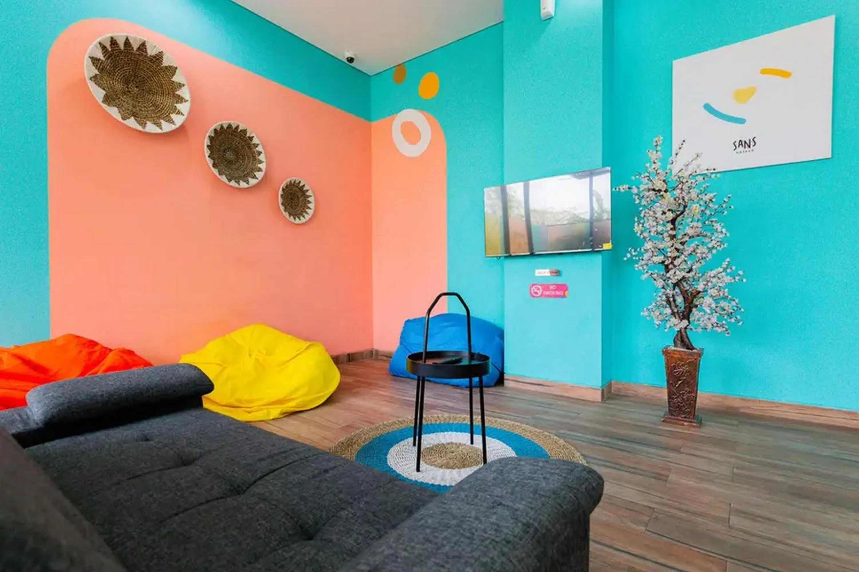 Seating area in Sans Hotel Rajawali Surabaya by RedDoorz