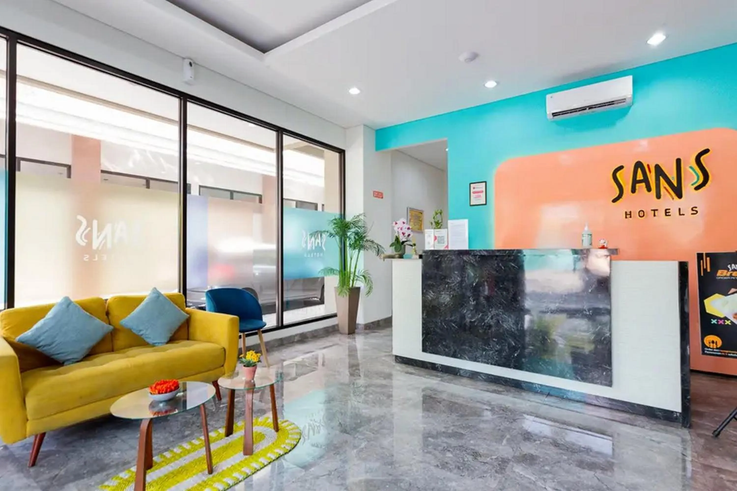 Lobby or reception in Sans Hotel Rajawali Surabaya by RedDoorz