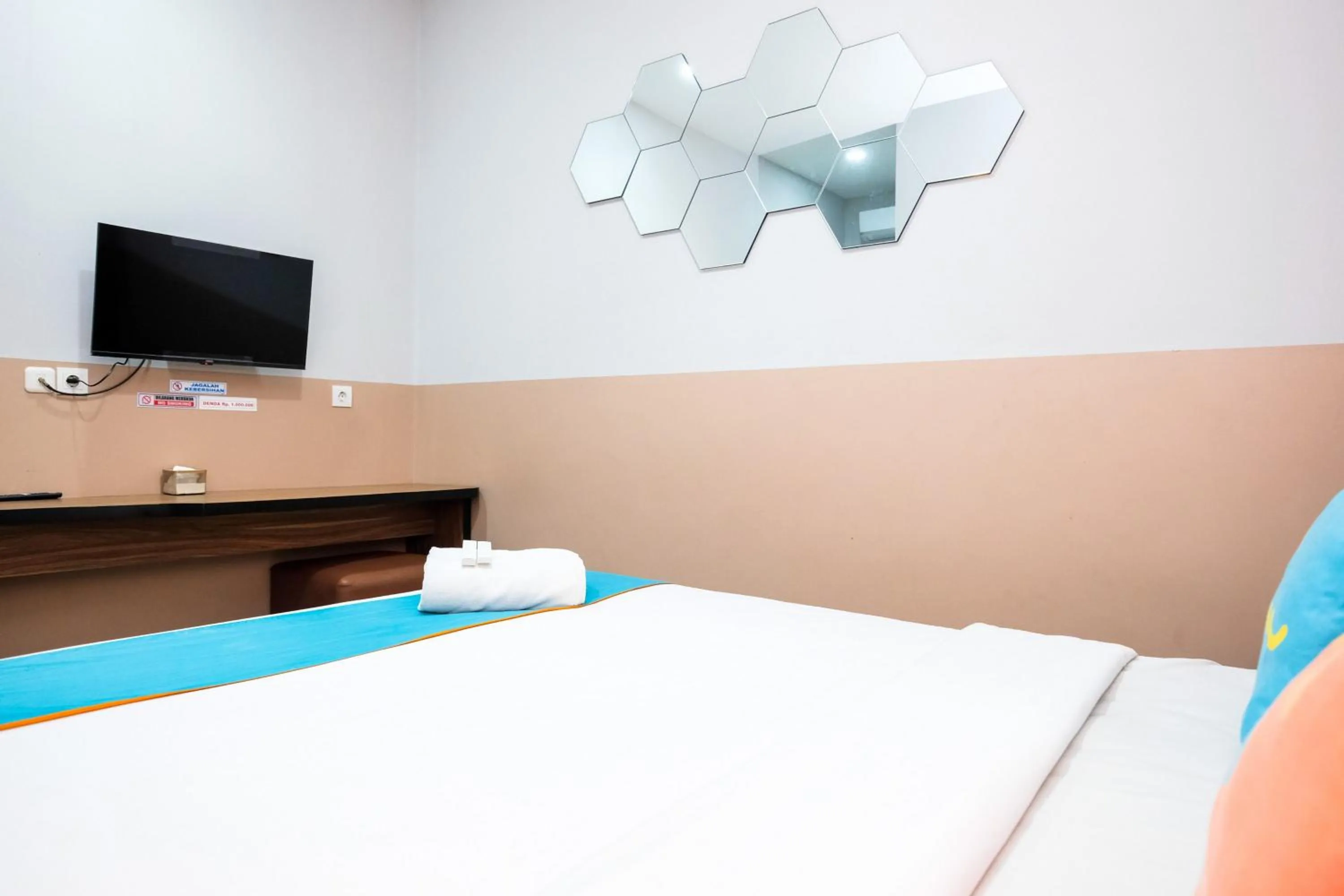 Bedroom, Bed in Sans Hotel Rajawali Surabaya by RedDoorz