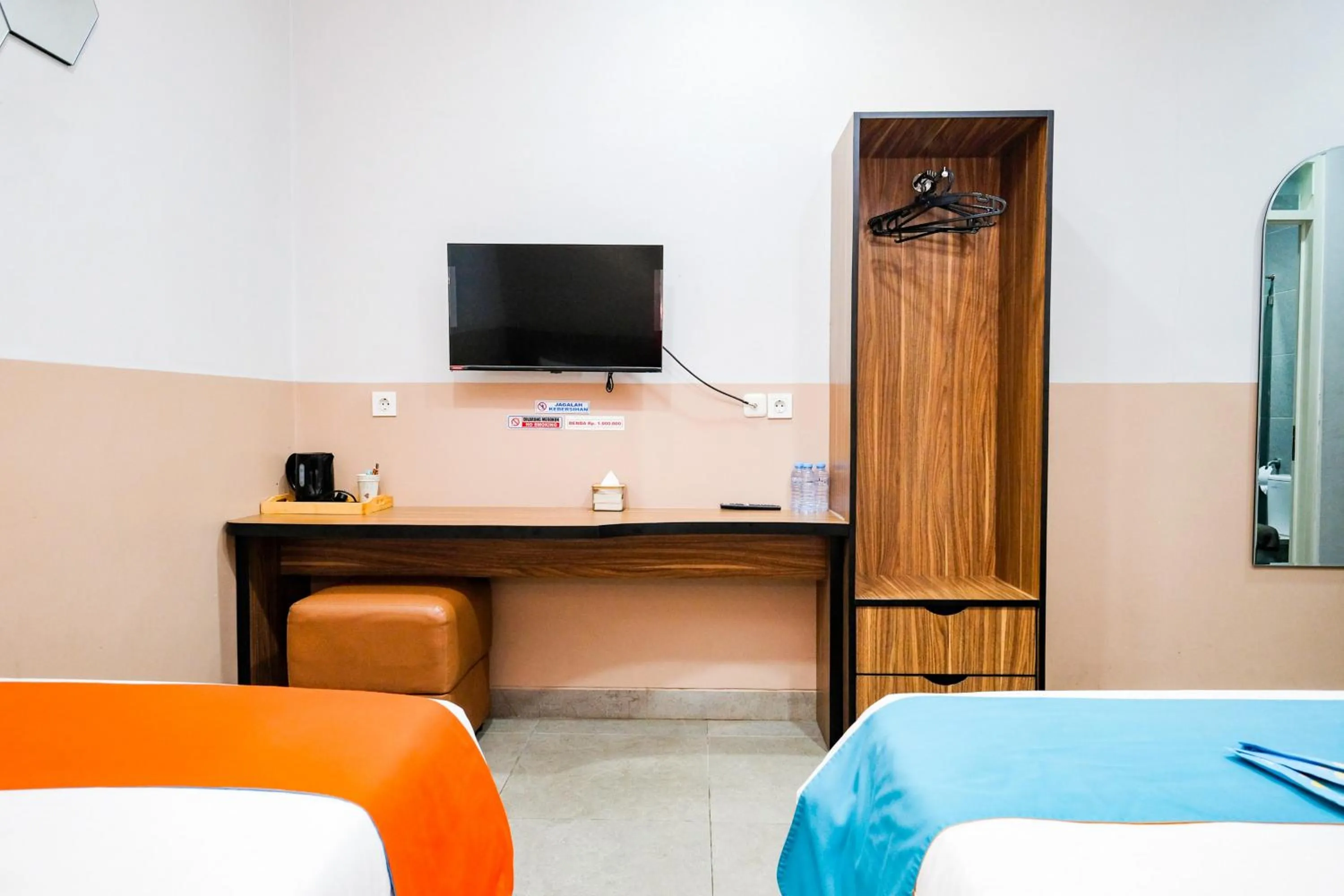 Bedroom, Bed in Sans Hotel Rajawali Surabaya by RedDoorz