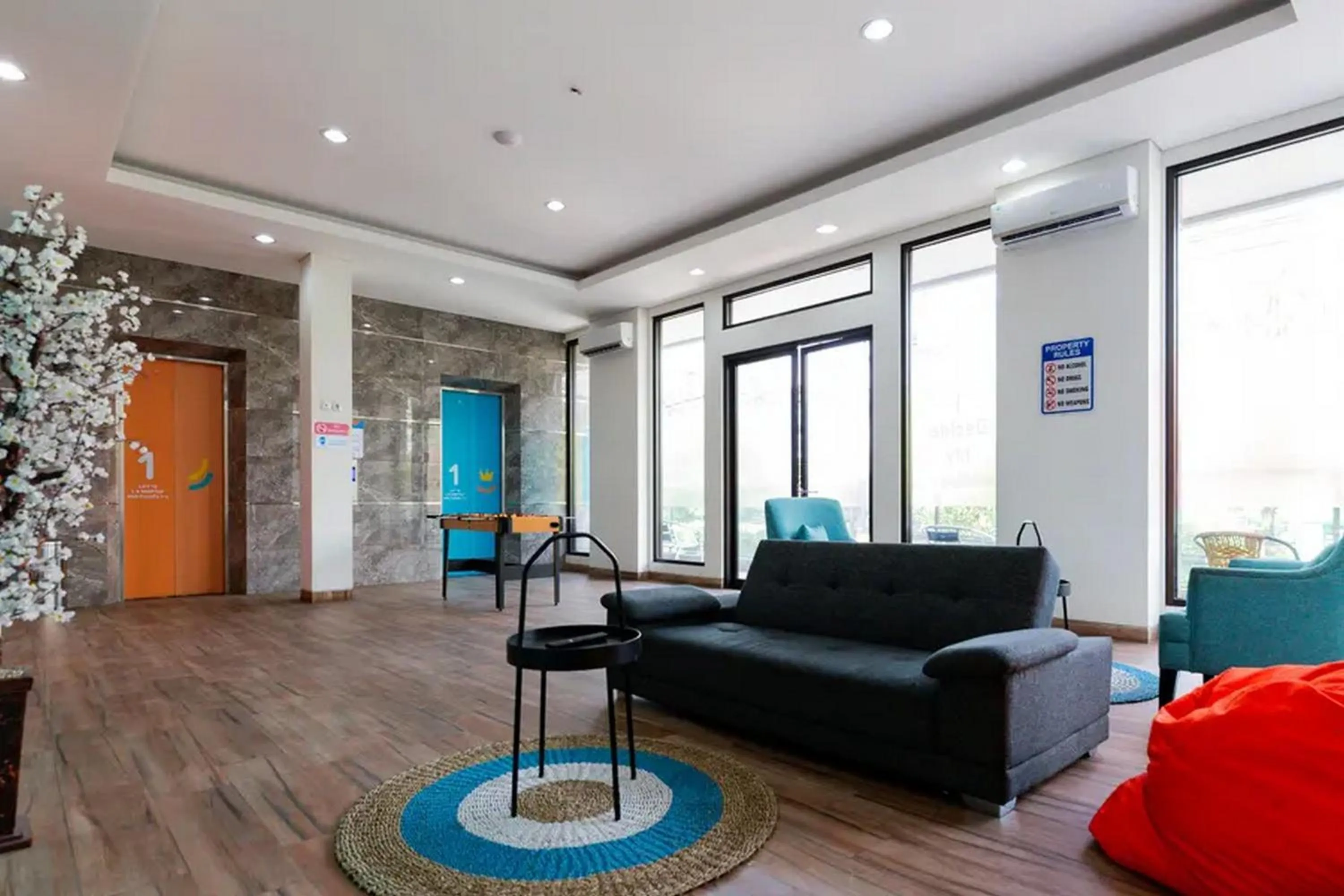 Seating area in Sans Hotel Rajawali Surabaya by RedDoorz