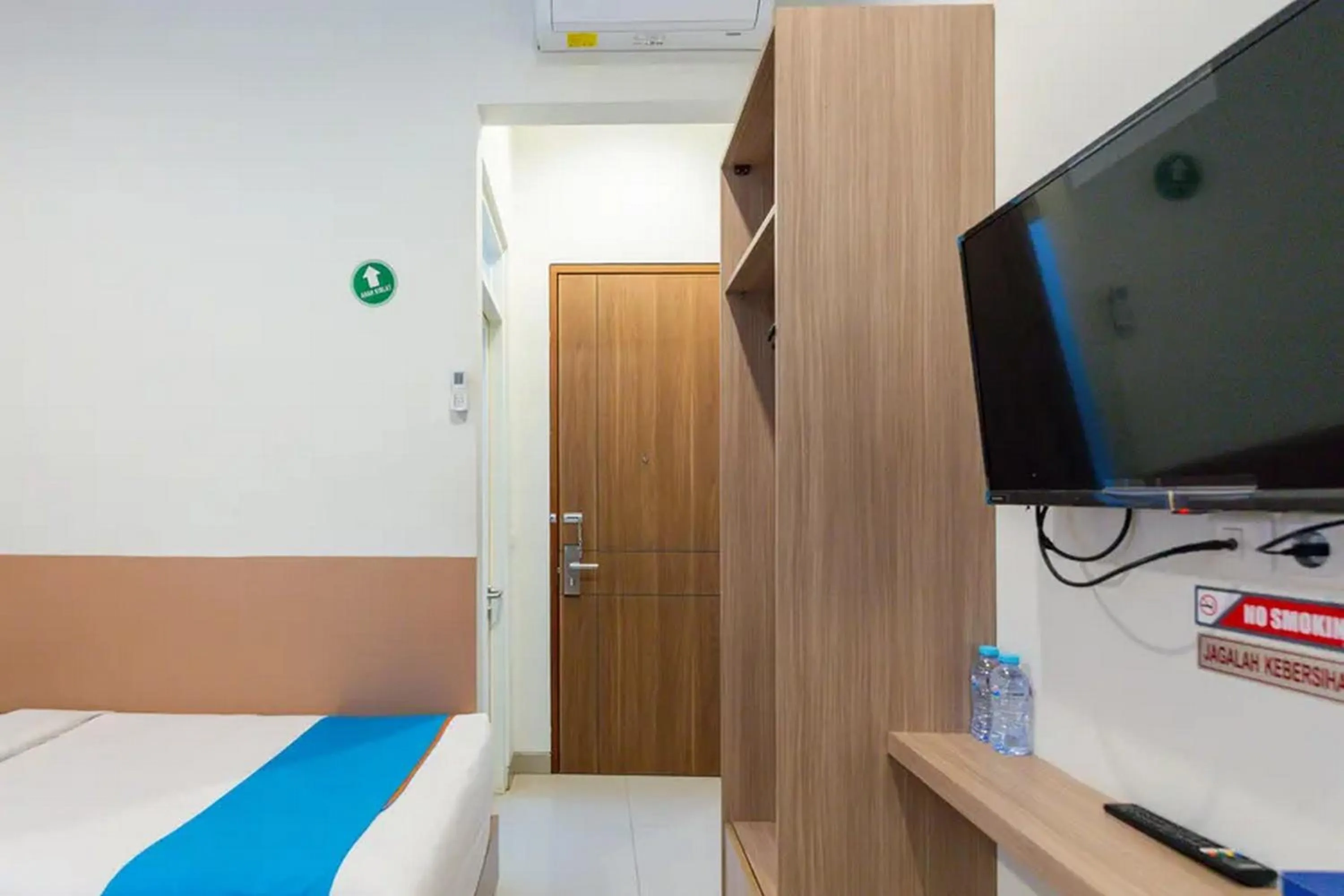 Bed in Sans Hotel Rajawali Surabaya by RedDoorz