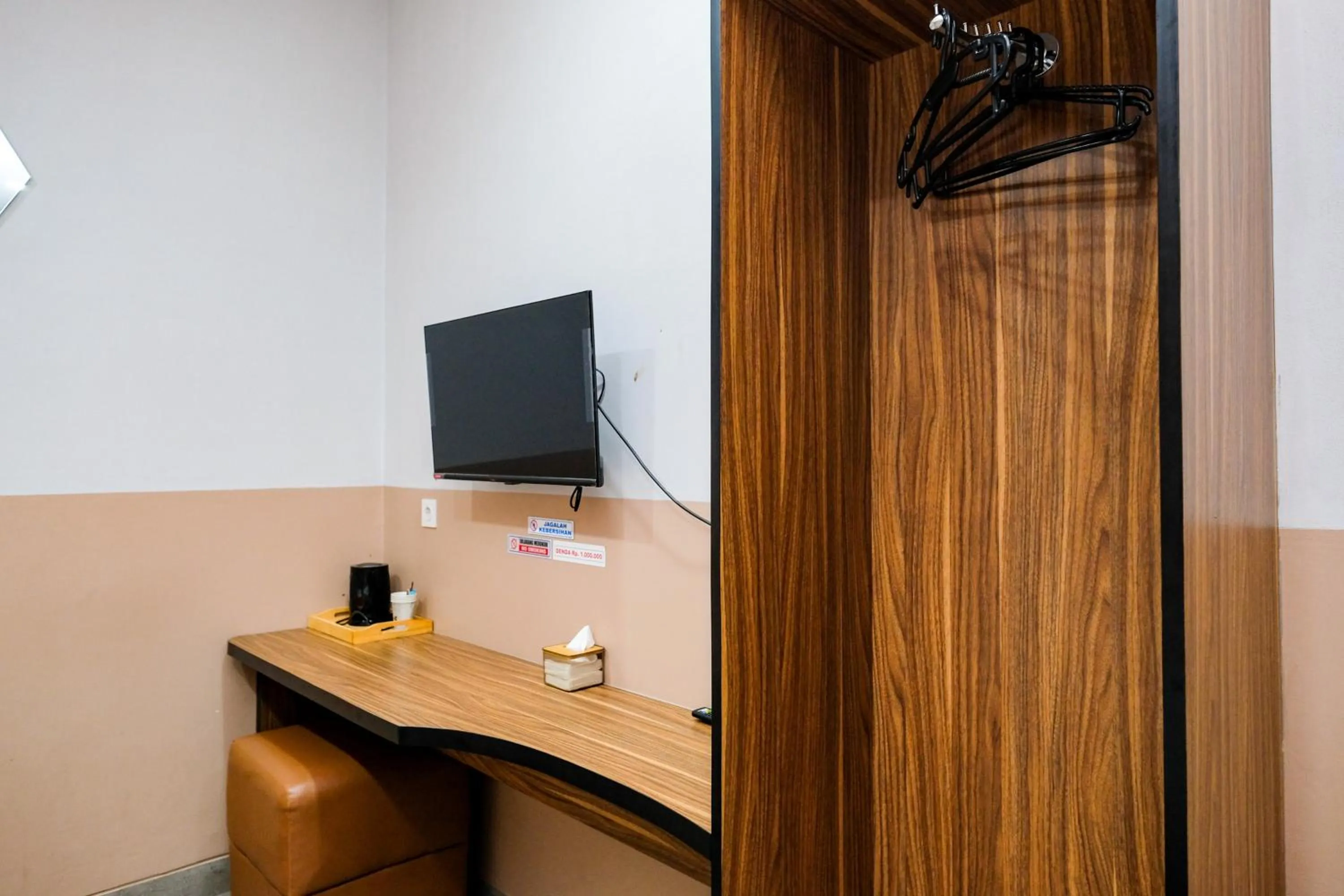 TV and multimedia in Sans Hotel Rajawali Surabaya by RedDoorz