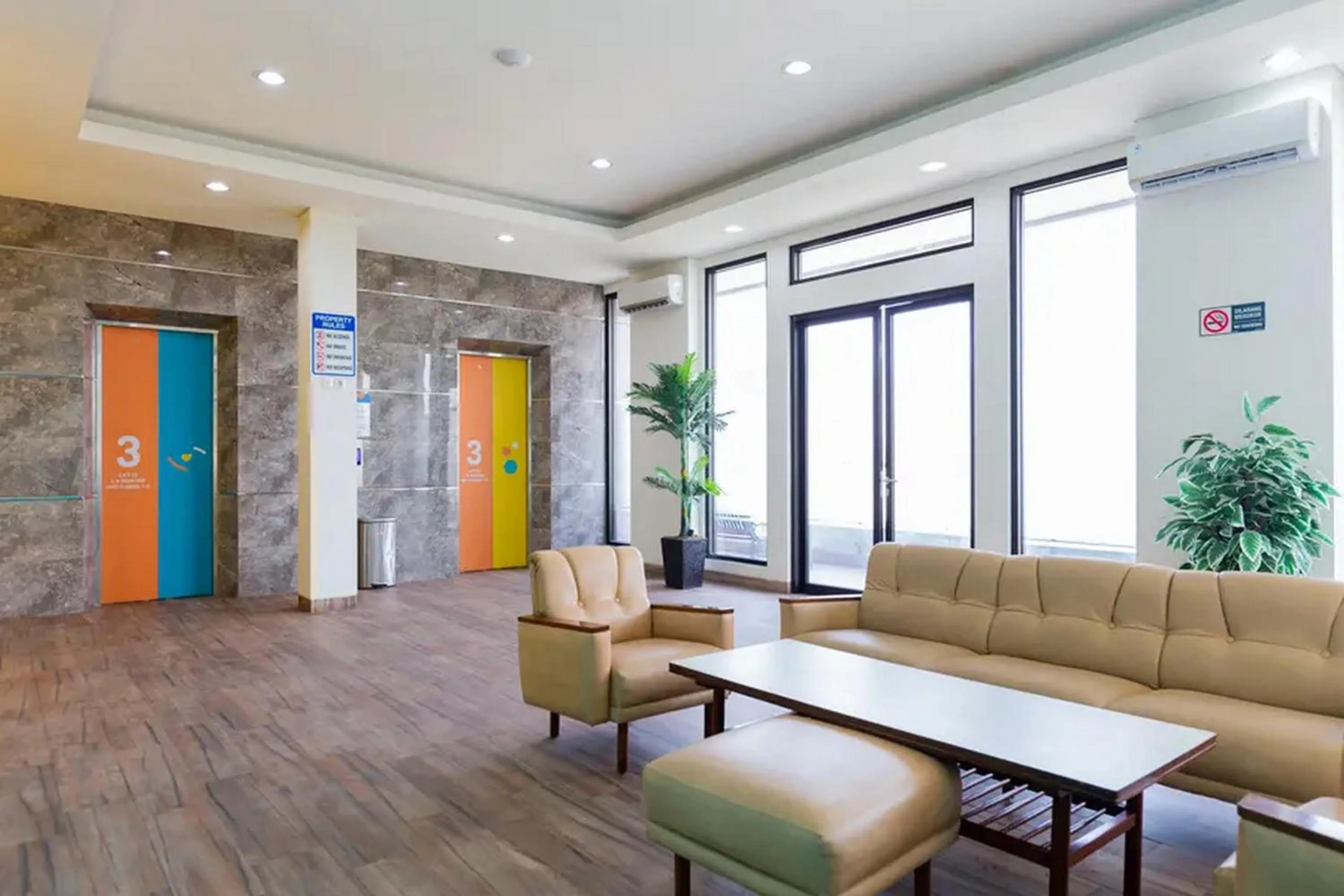 Seating area in Sans Hotel Rajawali Surabaya by RedDoorz