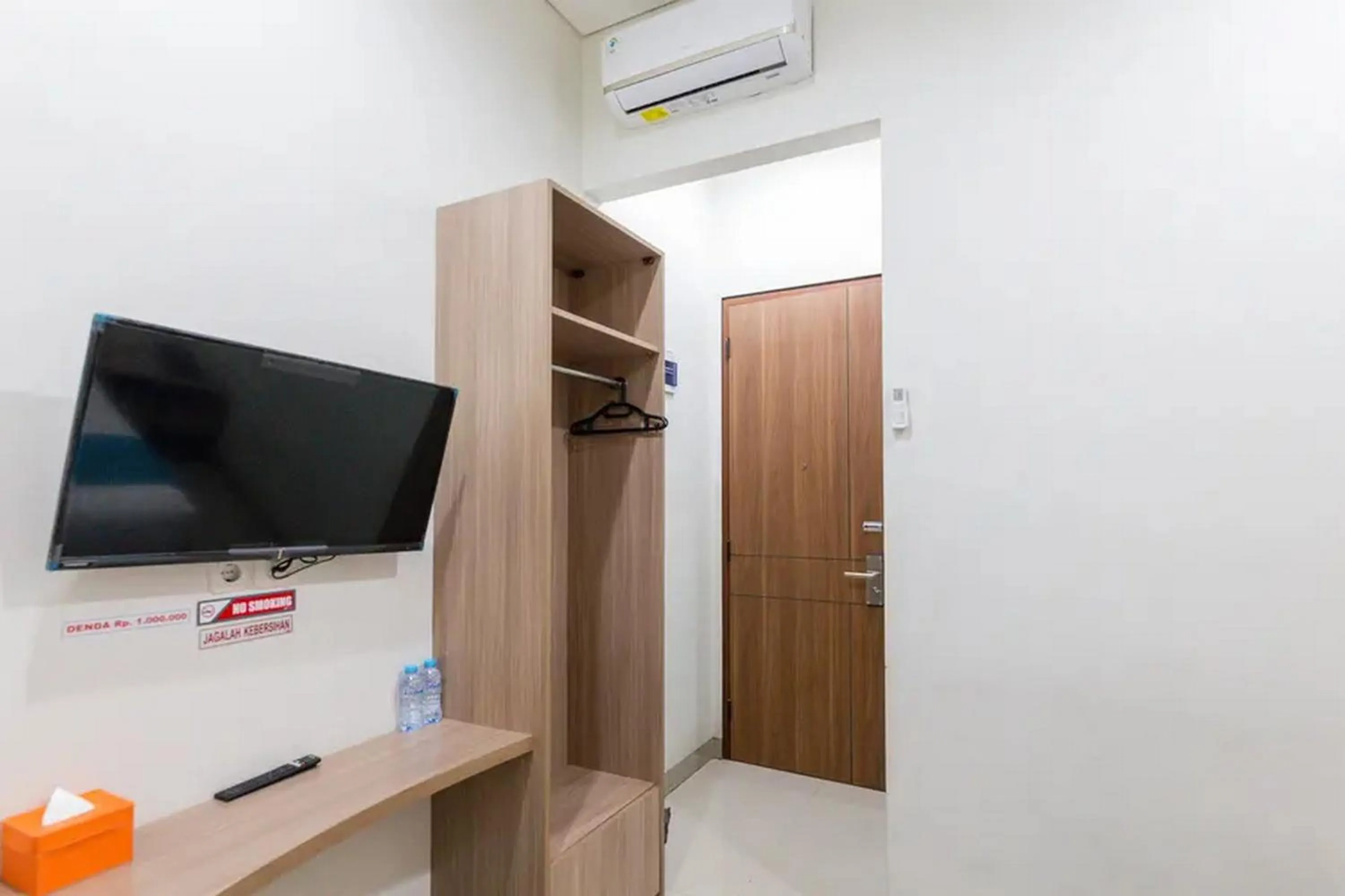 TV and multimedia in Sans Hotel Rajawali Surabaya by RedDoorz