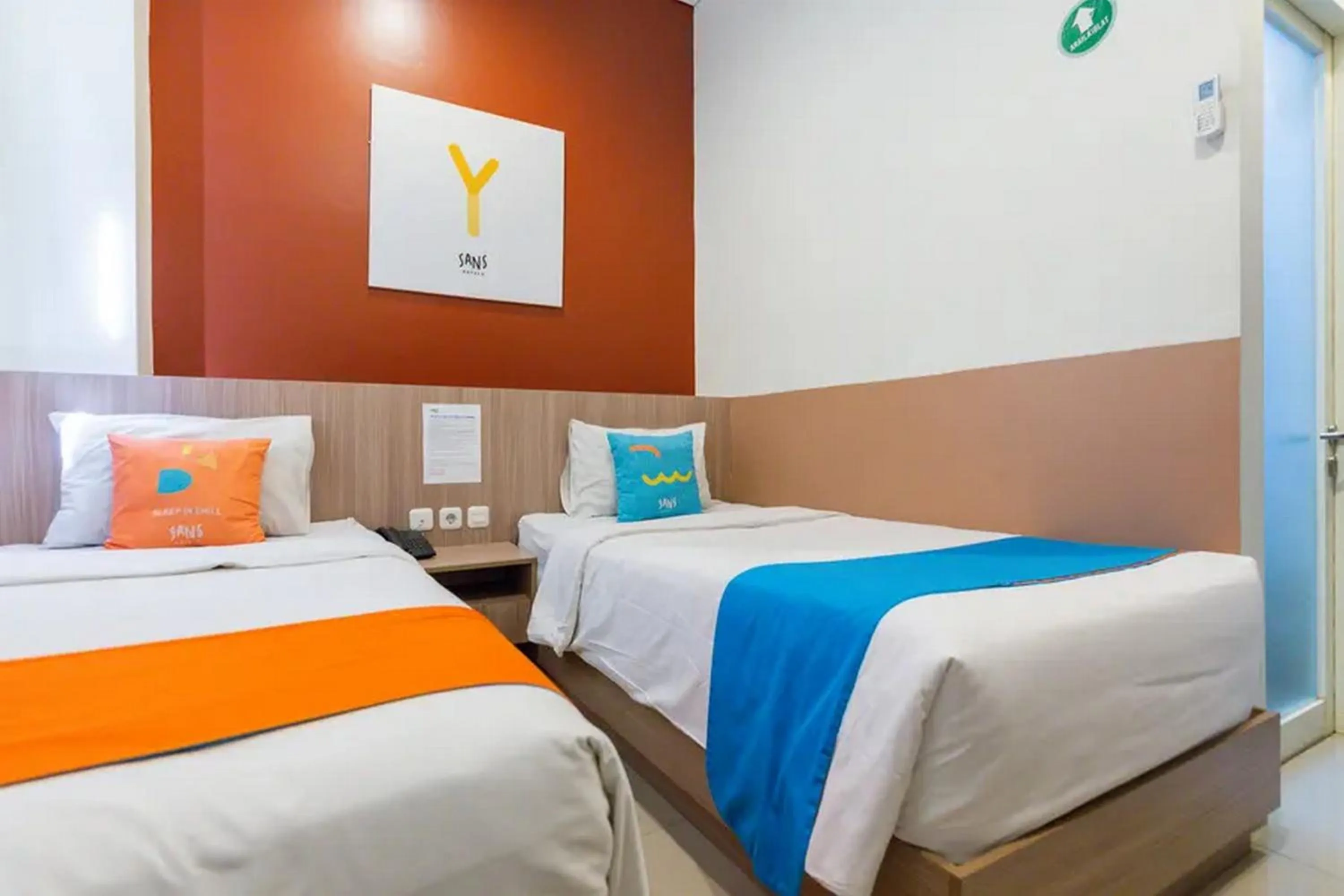 Bed in Sans Hotel Rajawali Surabaya by RedDoorz