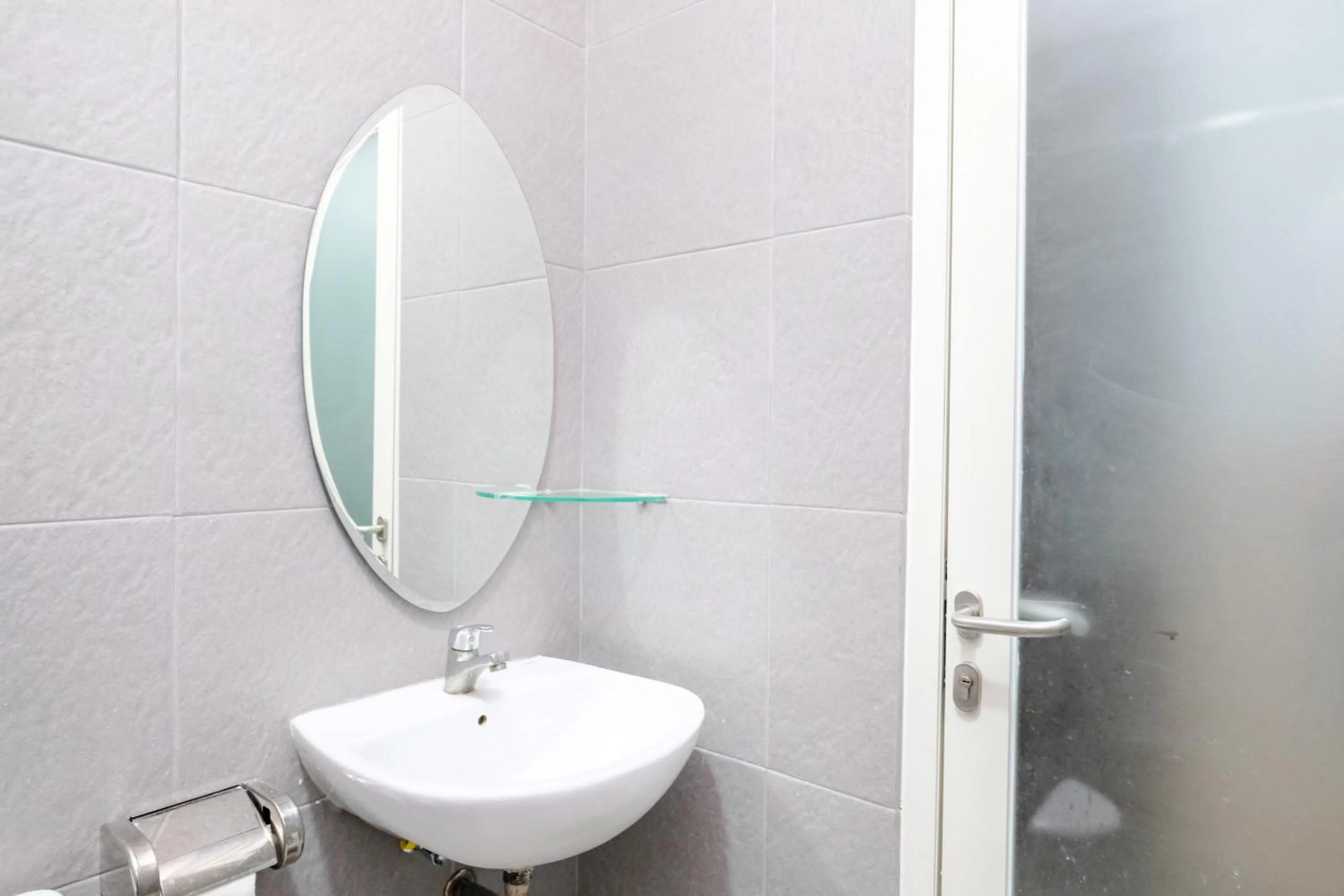 Bathroom in Sans Hotel Rajawali Surabaya by RedDoorz