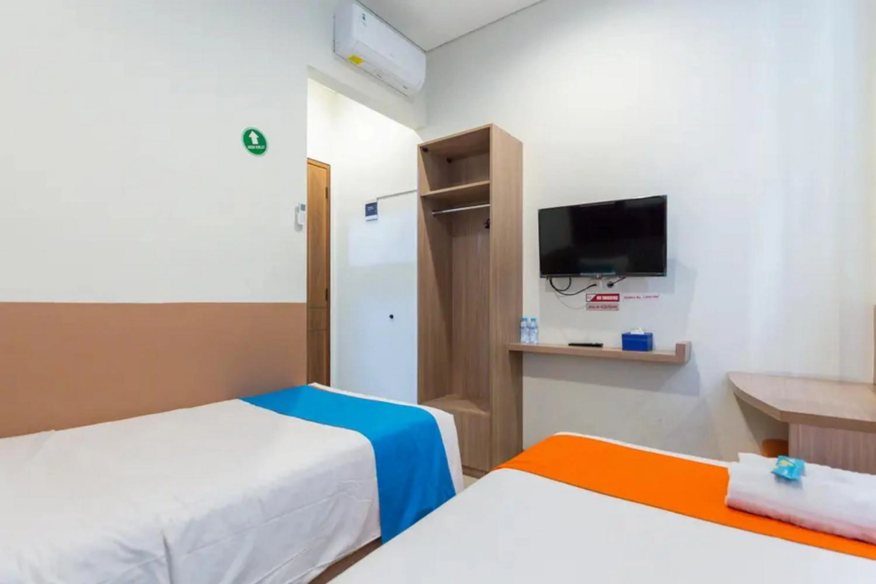 Bed in Sans Hotel Rajawali Surabaya by RedDoorz