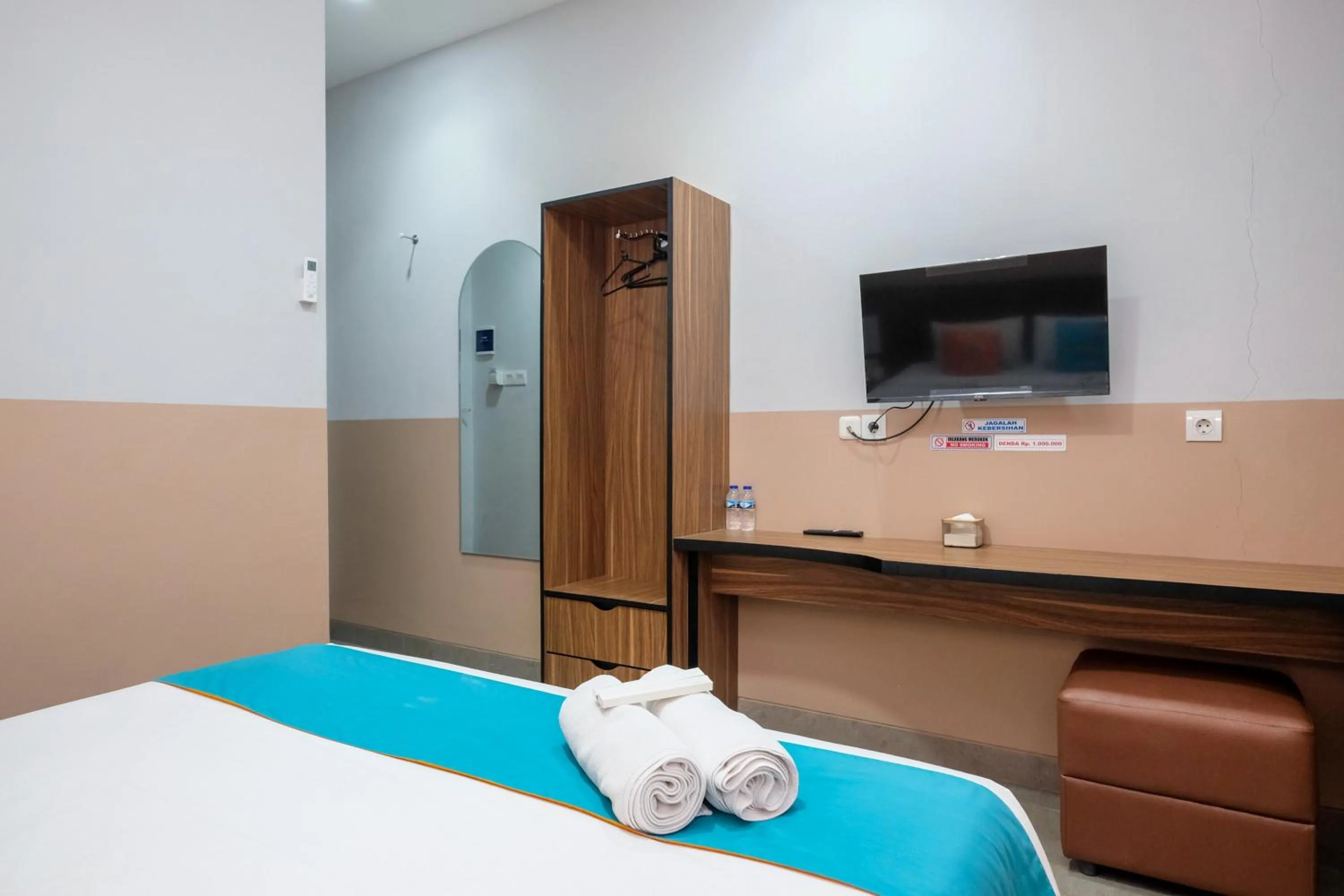 Bedroom, Bed in Sans Hotel Rajawali Surabaya by RedDoorz