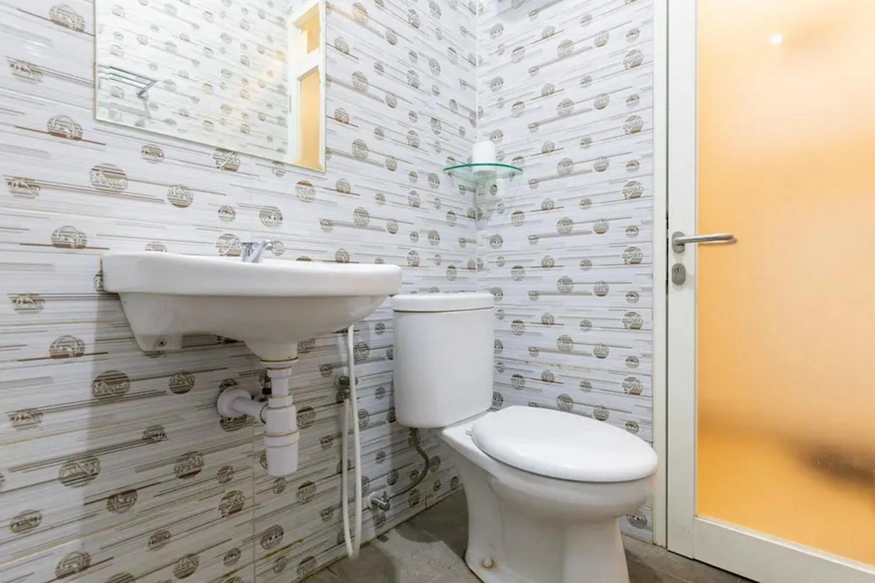 Shower in Sans Hotel Rajawali Surabaya by RedDoorz