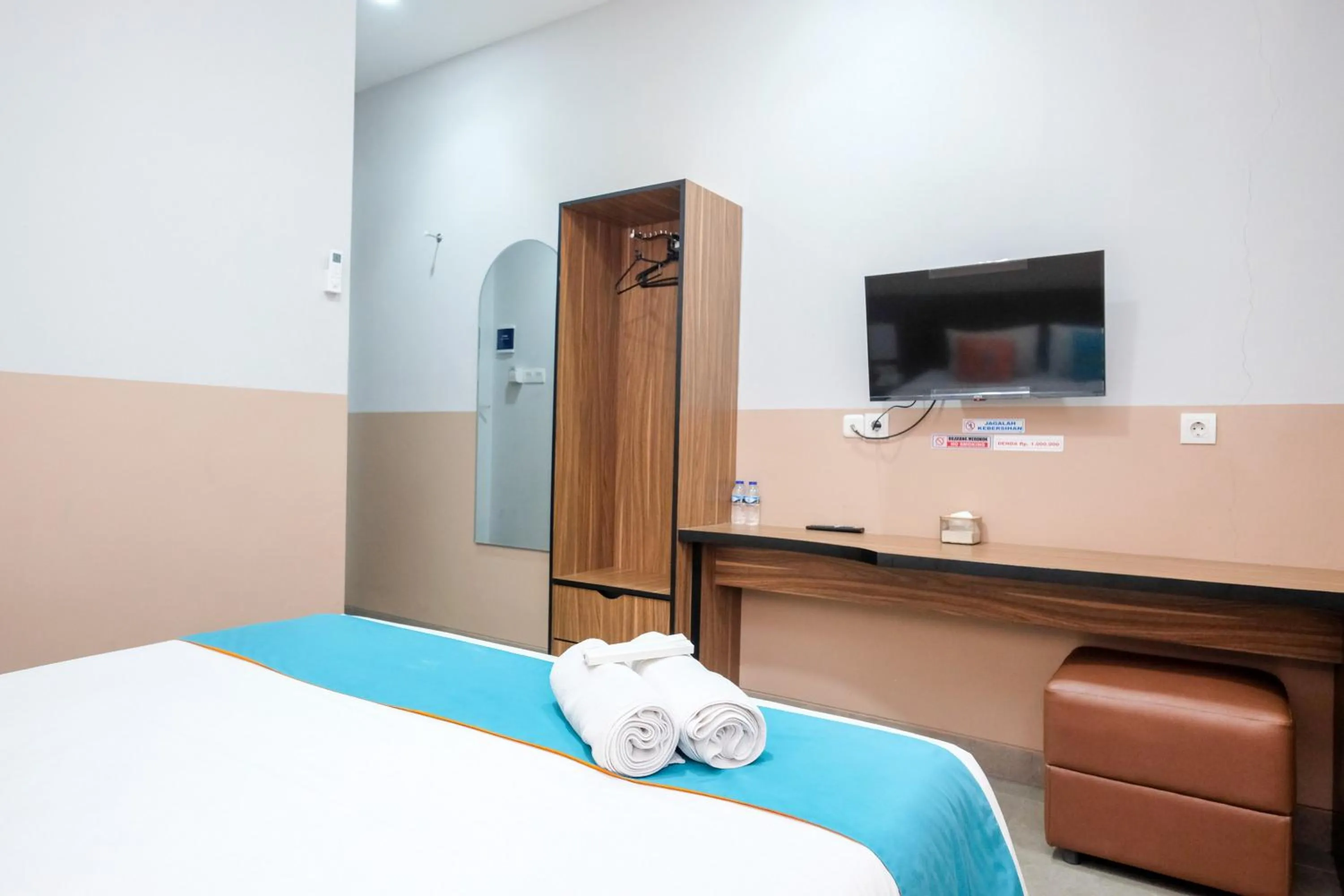 Bedroom, Bed in Sans Hotel Rajawali Surabaya by RedDoorz