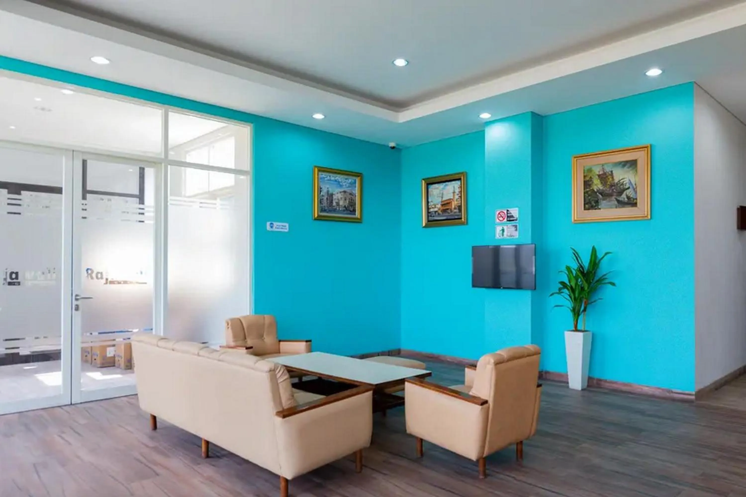 Seating area in Sans Hotel Rajawali Surabaya by RedDoorz