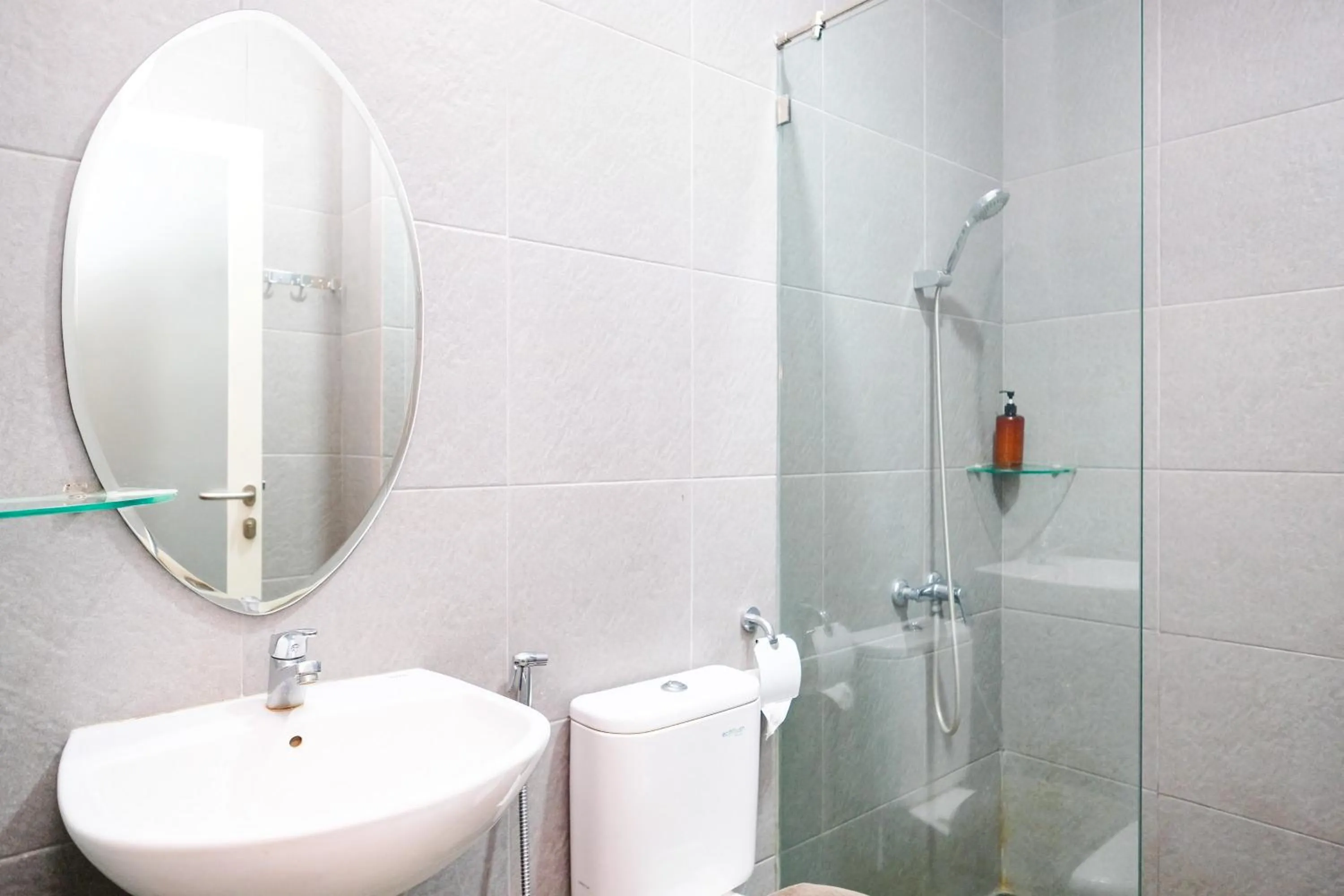 Bathroom in Sans Hotel Rajawali Surabaya by RedDoorz