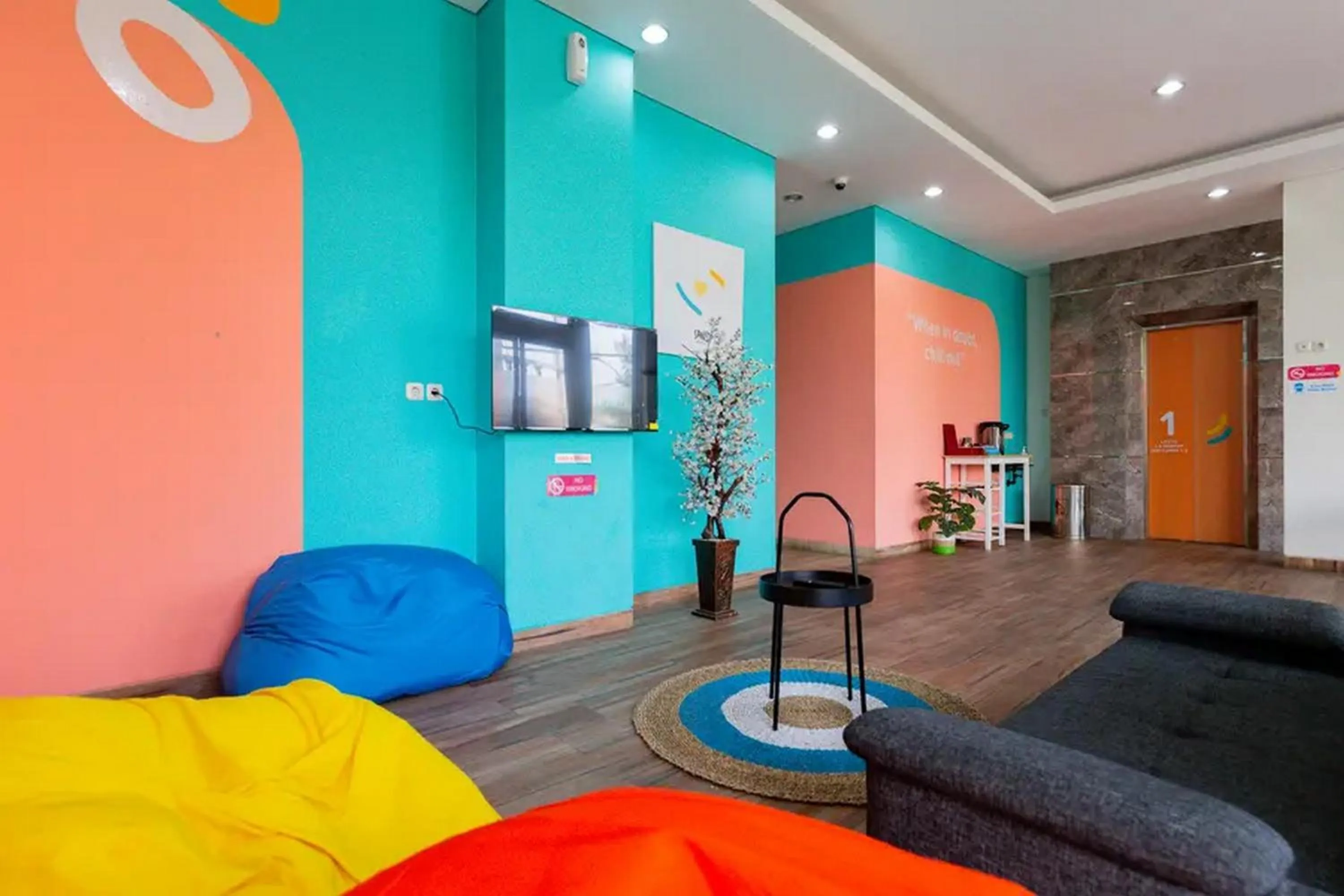 Seating area in Sans Hotel Rajawali Surabaya by RedDoorz