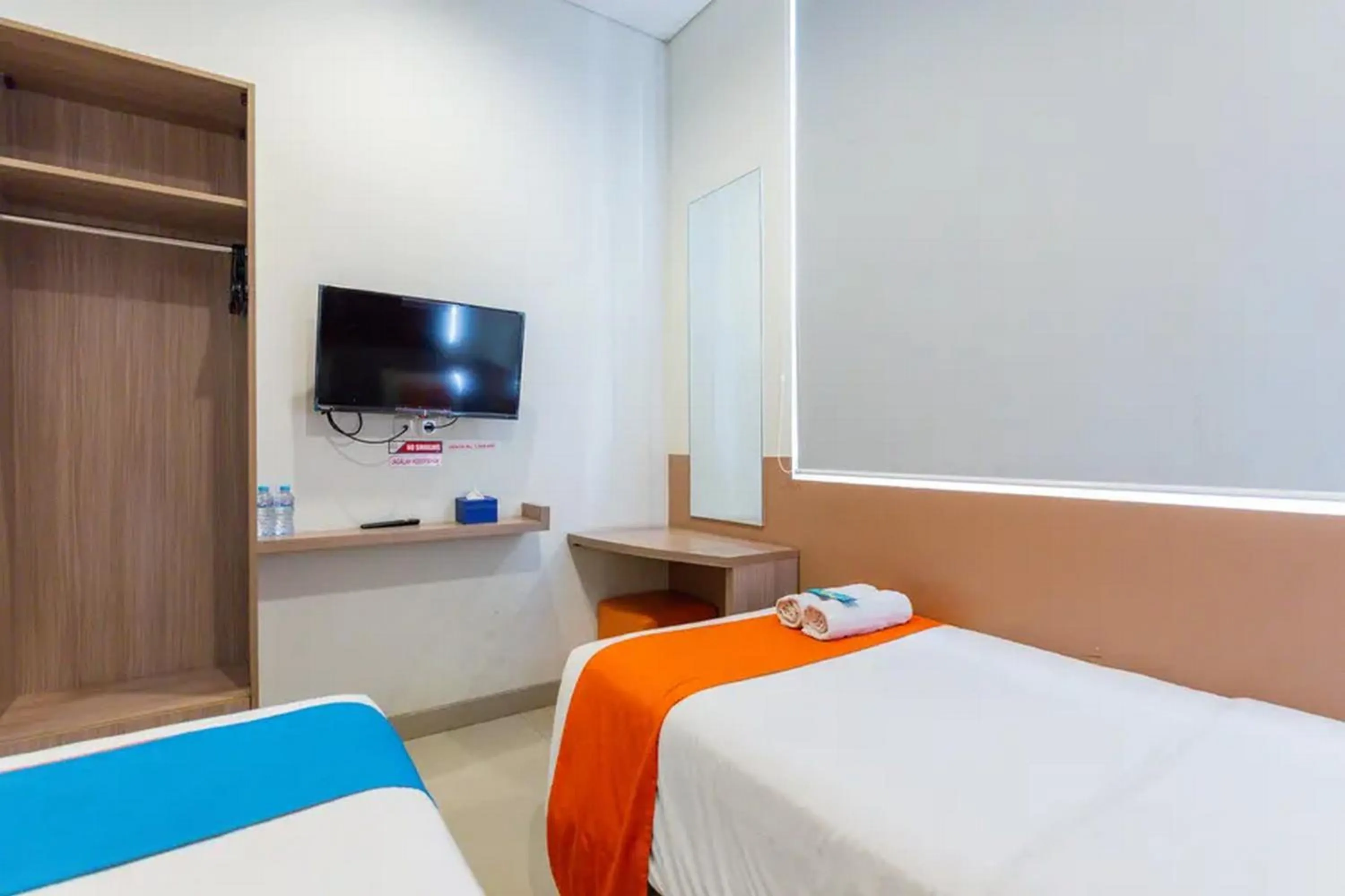 Bed in Sans Hotel Rajawali Surabaya by RedDoorz