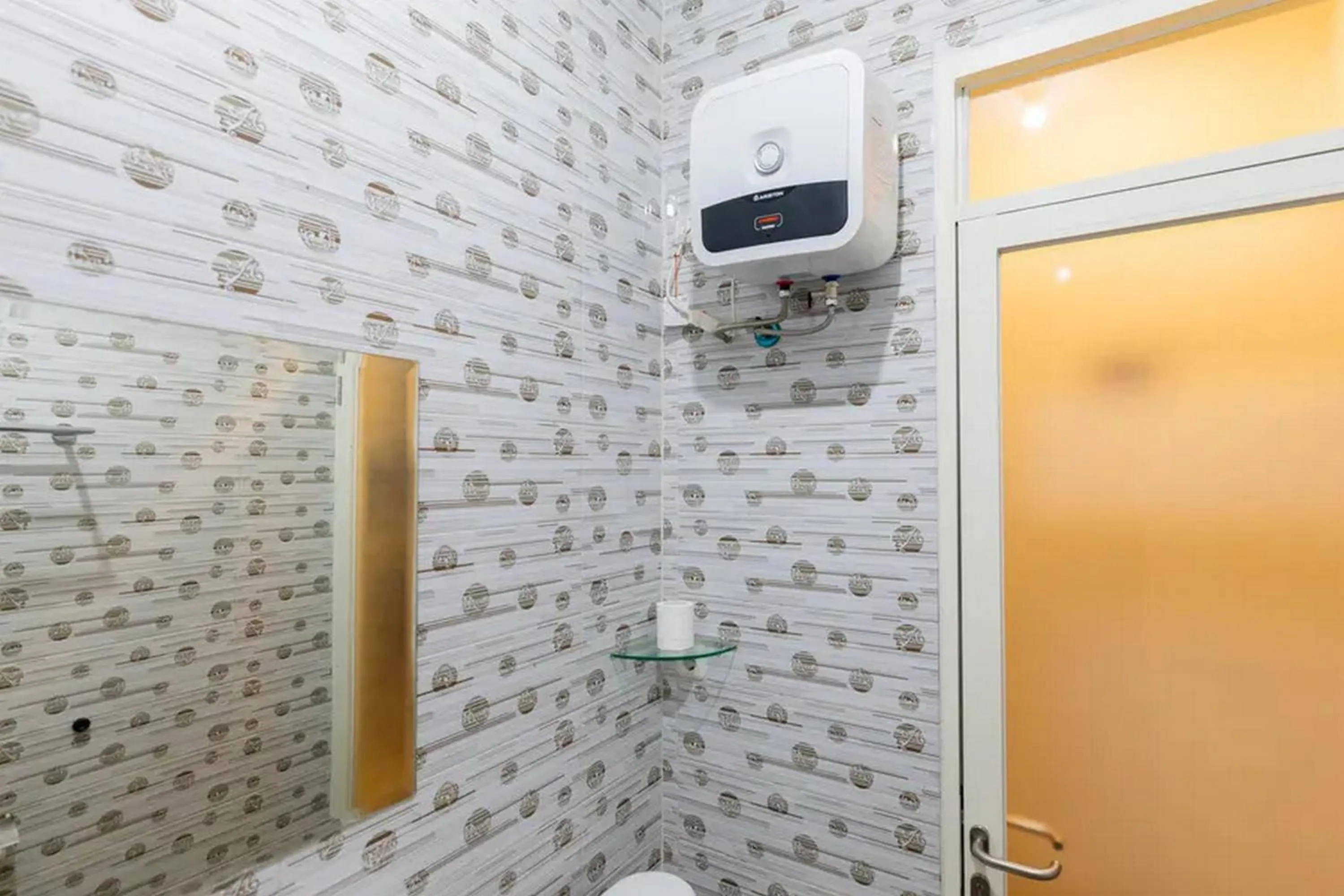 Shower in Sans Hotel Rajawali Surabaya by RedDoorz