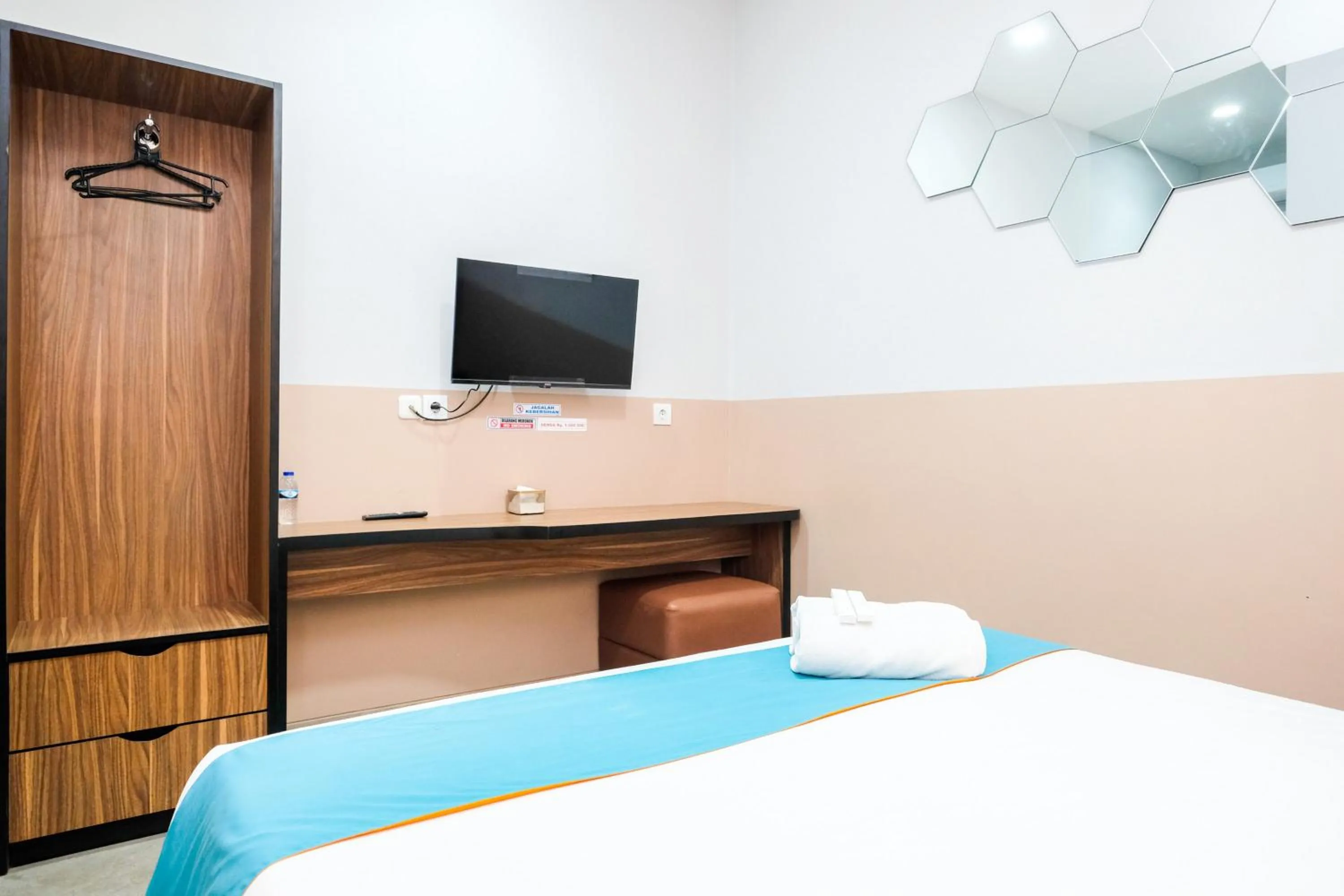 Bedroom, Bed in Sans Hotel Rajawali Surabaya by RedDoorz