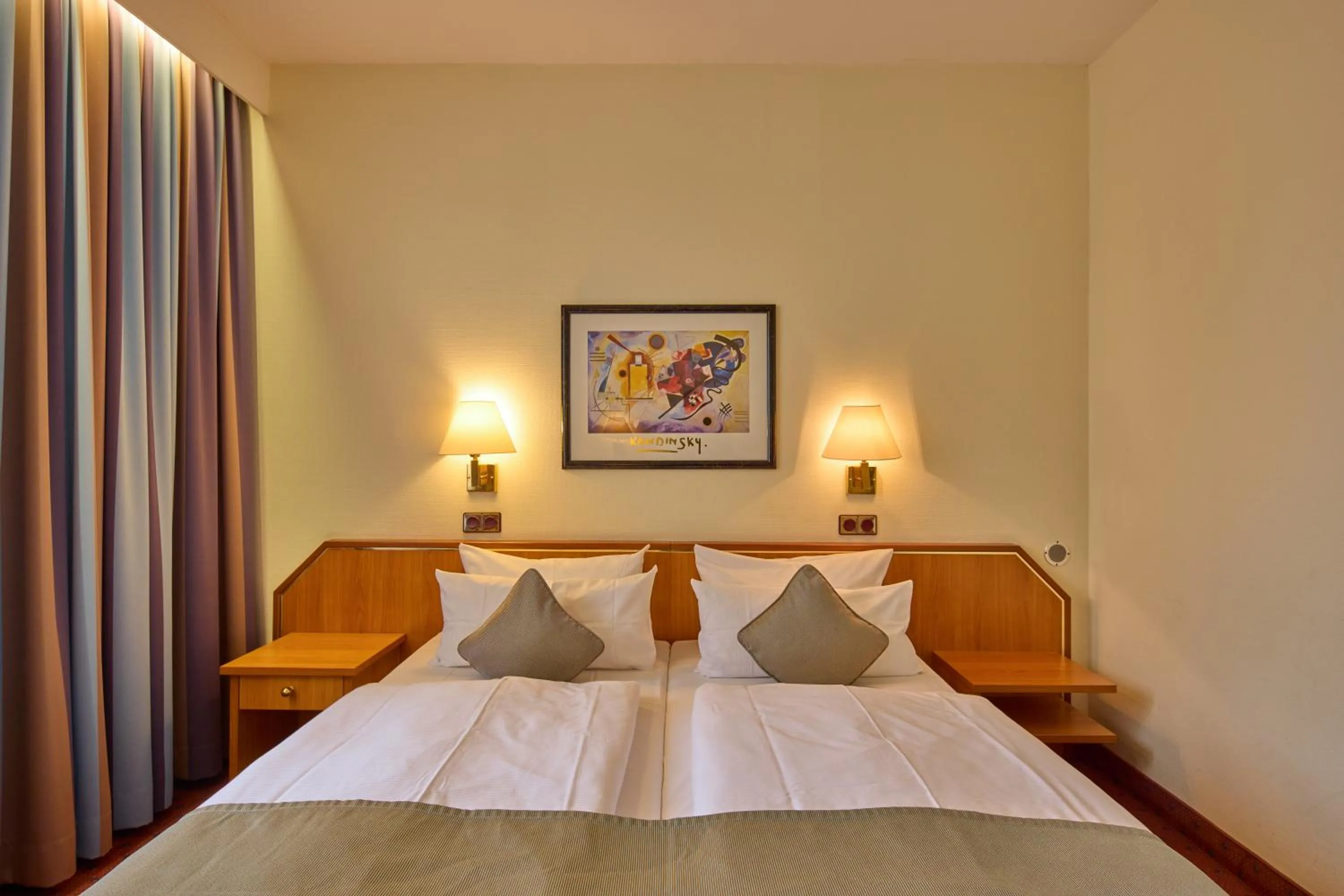 Bed in Trip Inn Hotel Esplanade, Düsseldorf