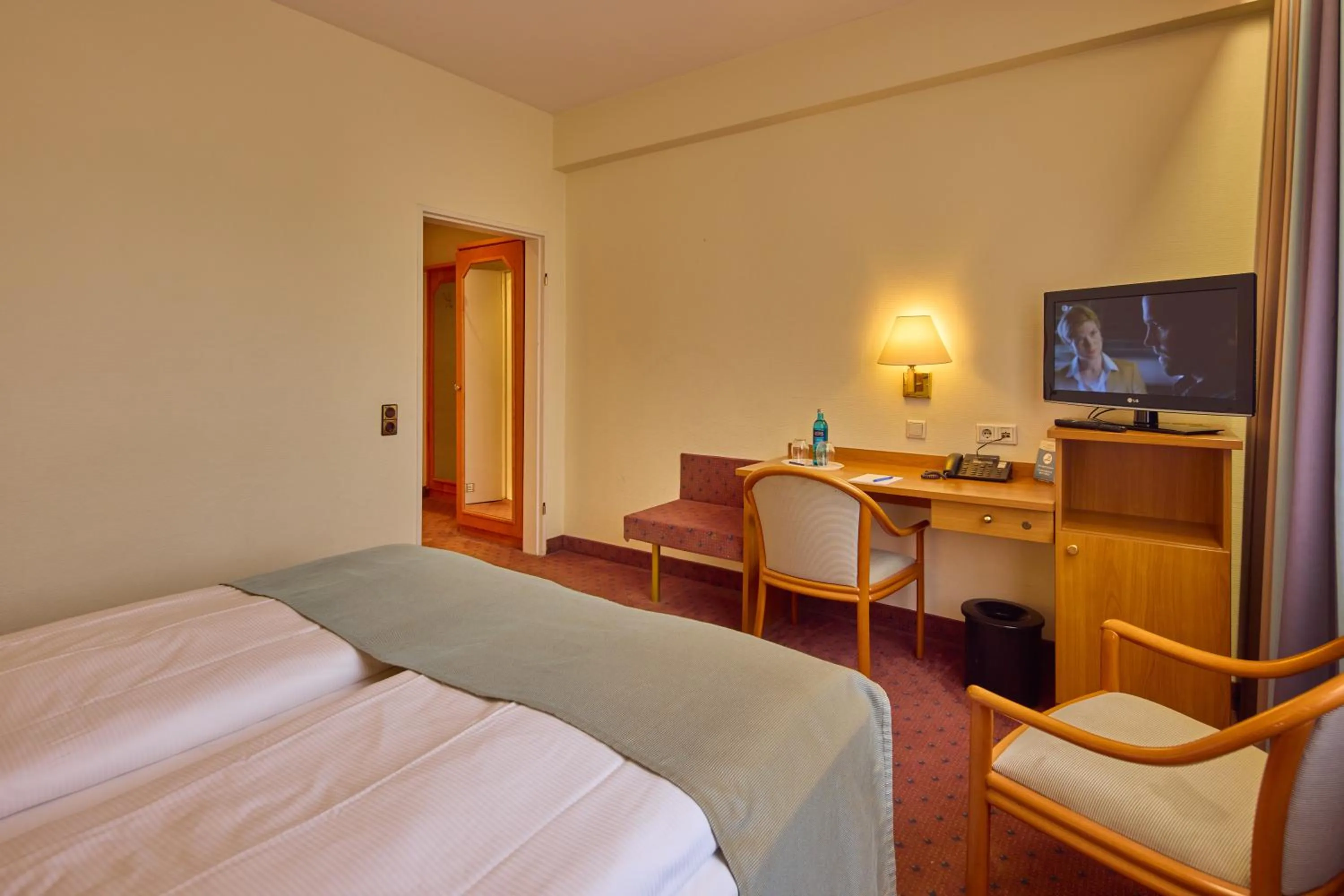 Bed in Trip Inn Hotel Esplanade, Düsseldorf