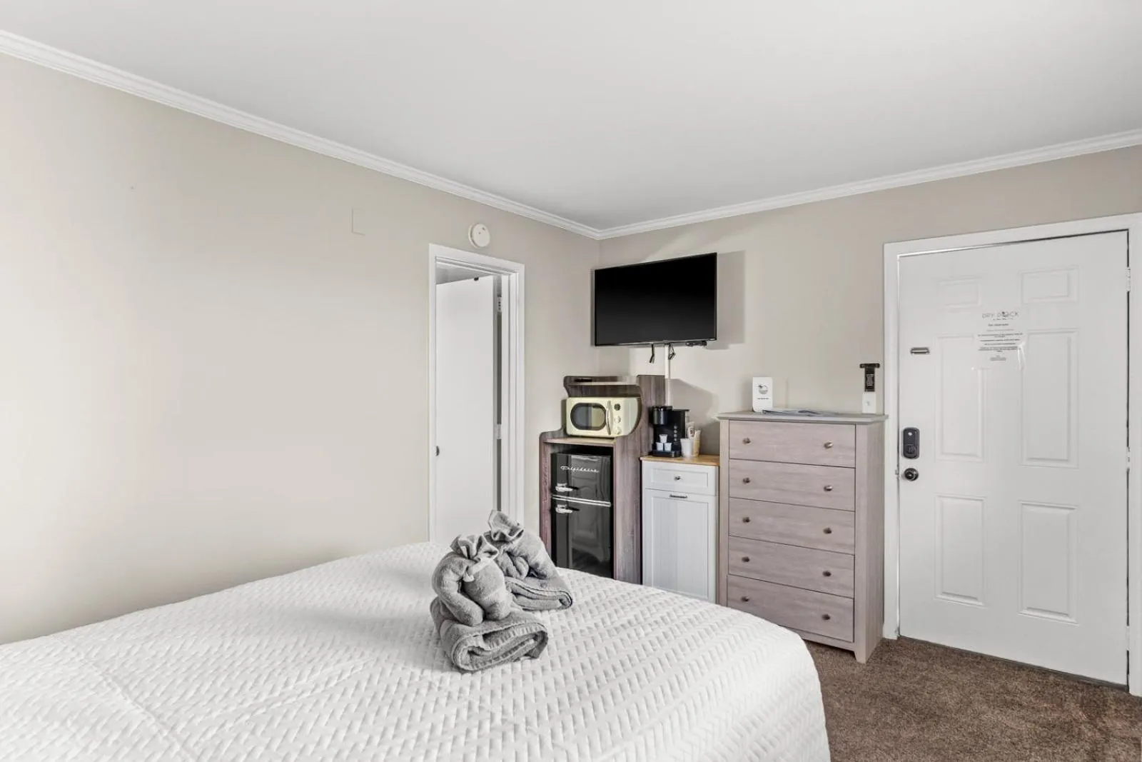 Photo of the whole room, Bed in Dry Dock Inn