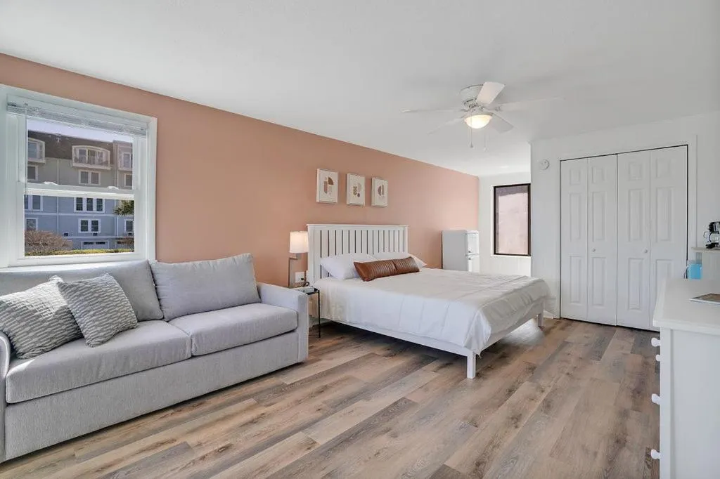 Photo of the whole room, Bed in Dry Dock Inn