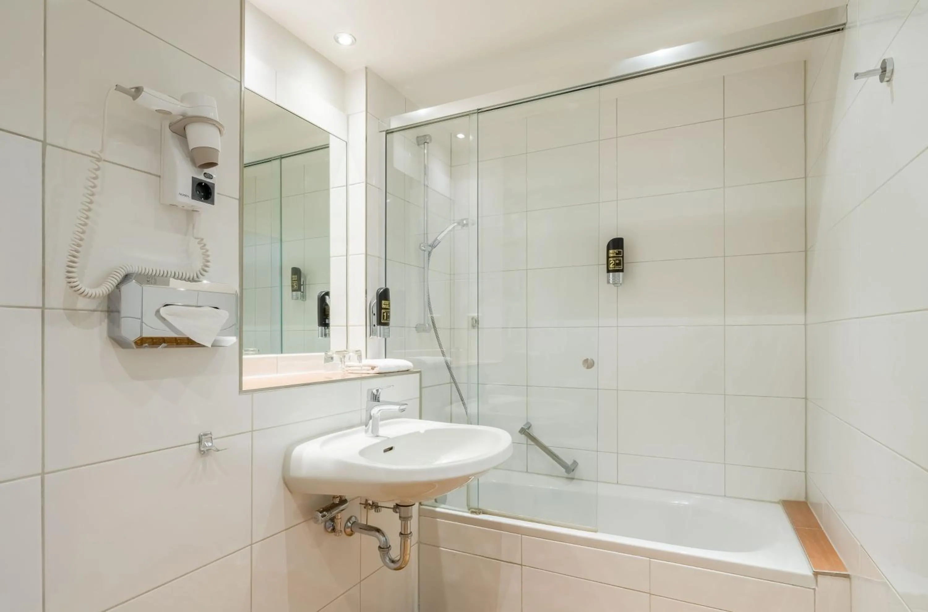 Bathroom in Kommerzhotel Köln