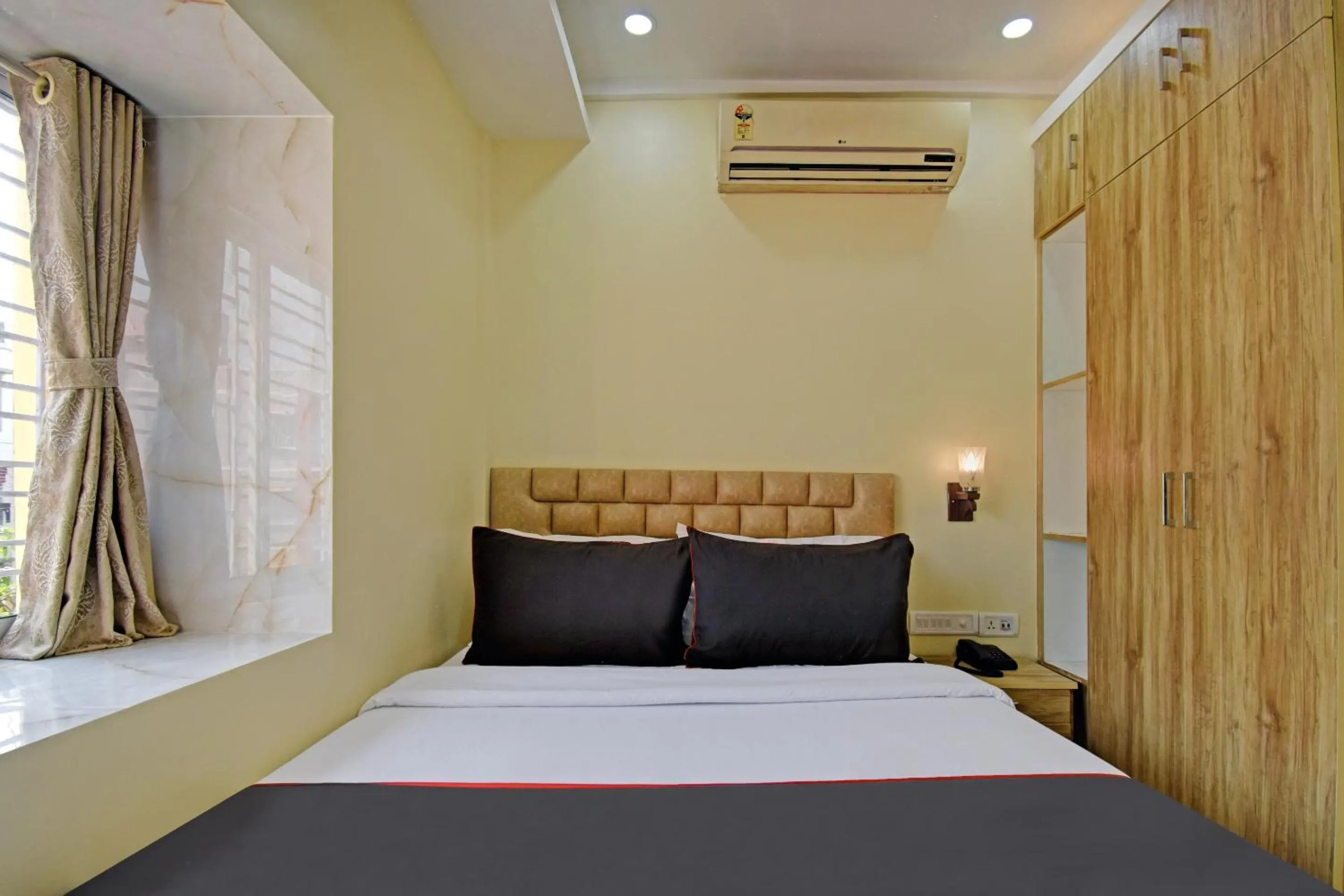 Facade/entrance, Bed in Super Collection O Ketan Regency Near Acropolis Mall