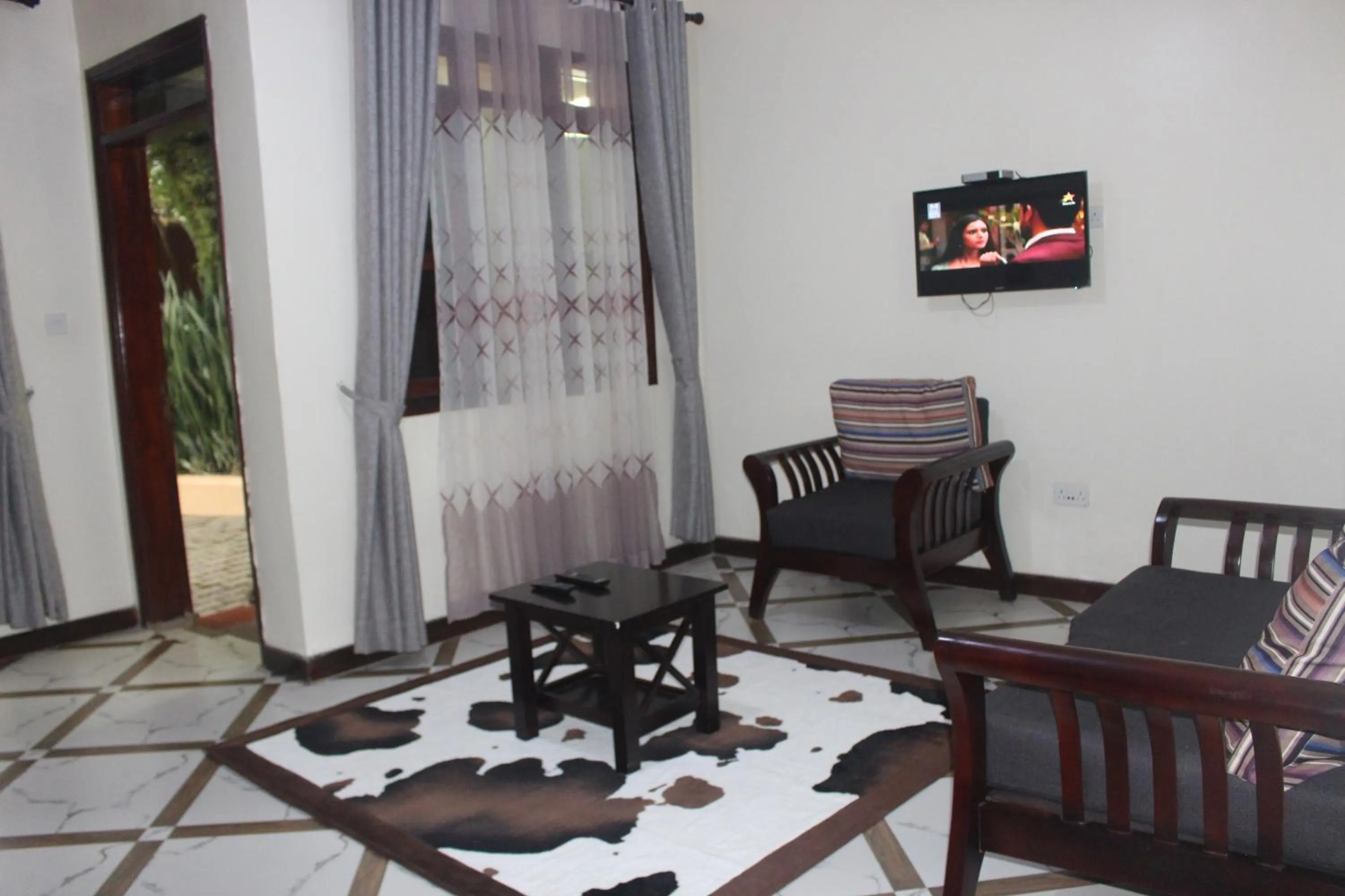 TV and multimedia in Montane Safaris Hotel