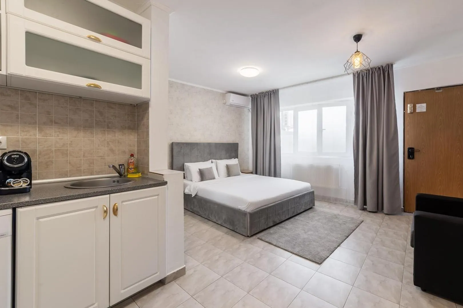 Photo of the whole room, Bed in Downtown Victoria Studios By CityBookings