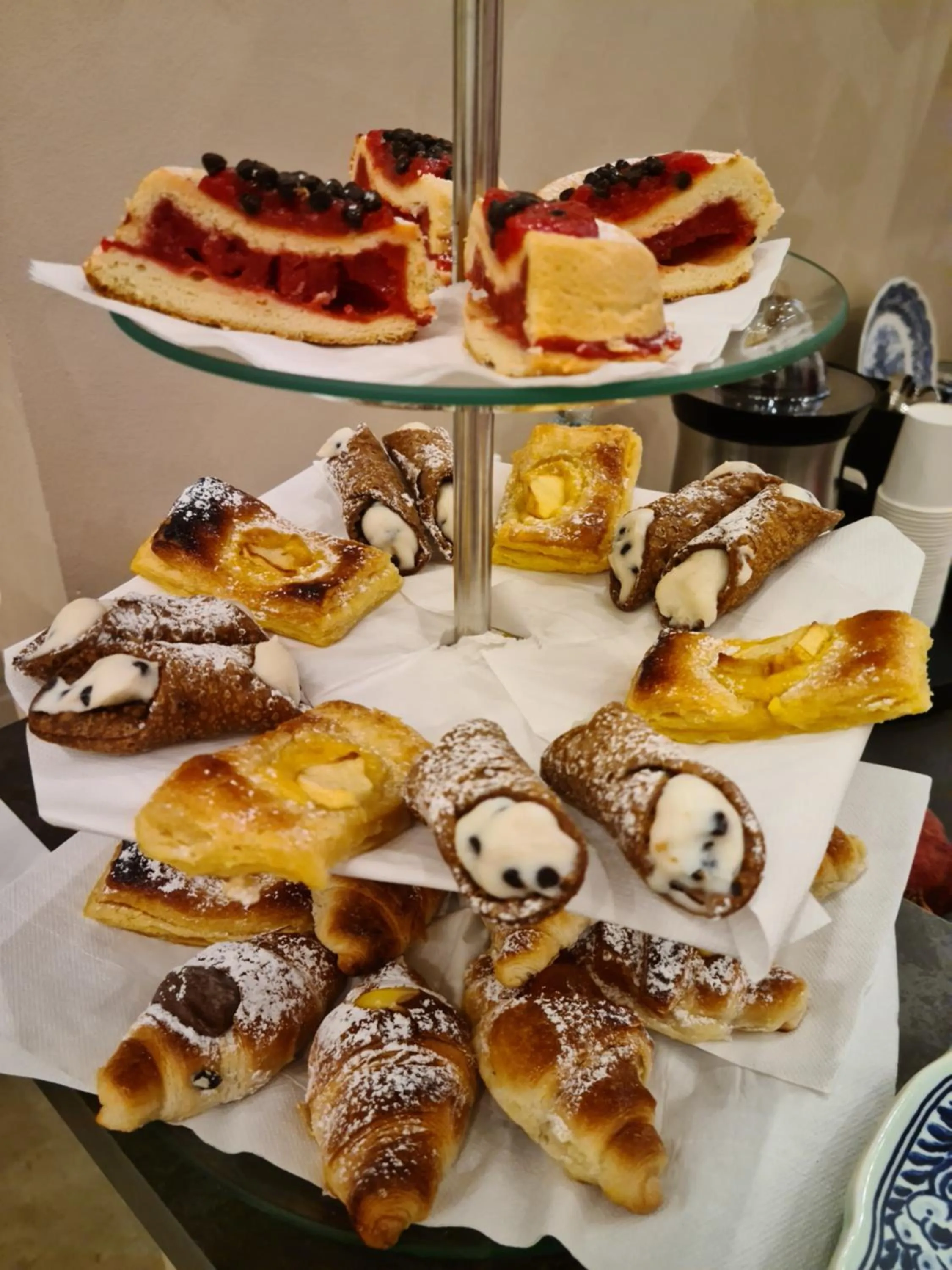 Breakfast in Mama Tita Rooms and Breakfast