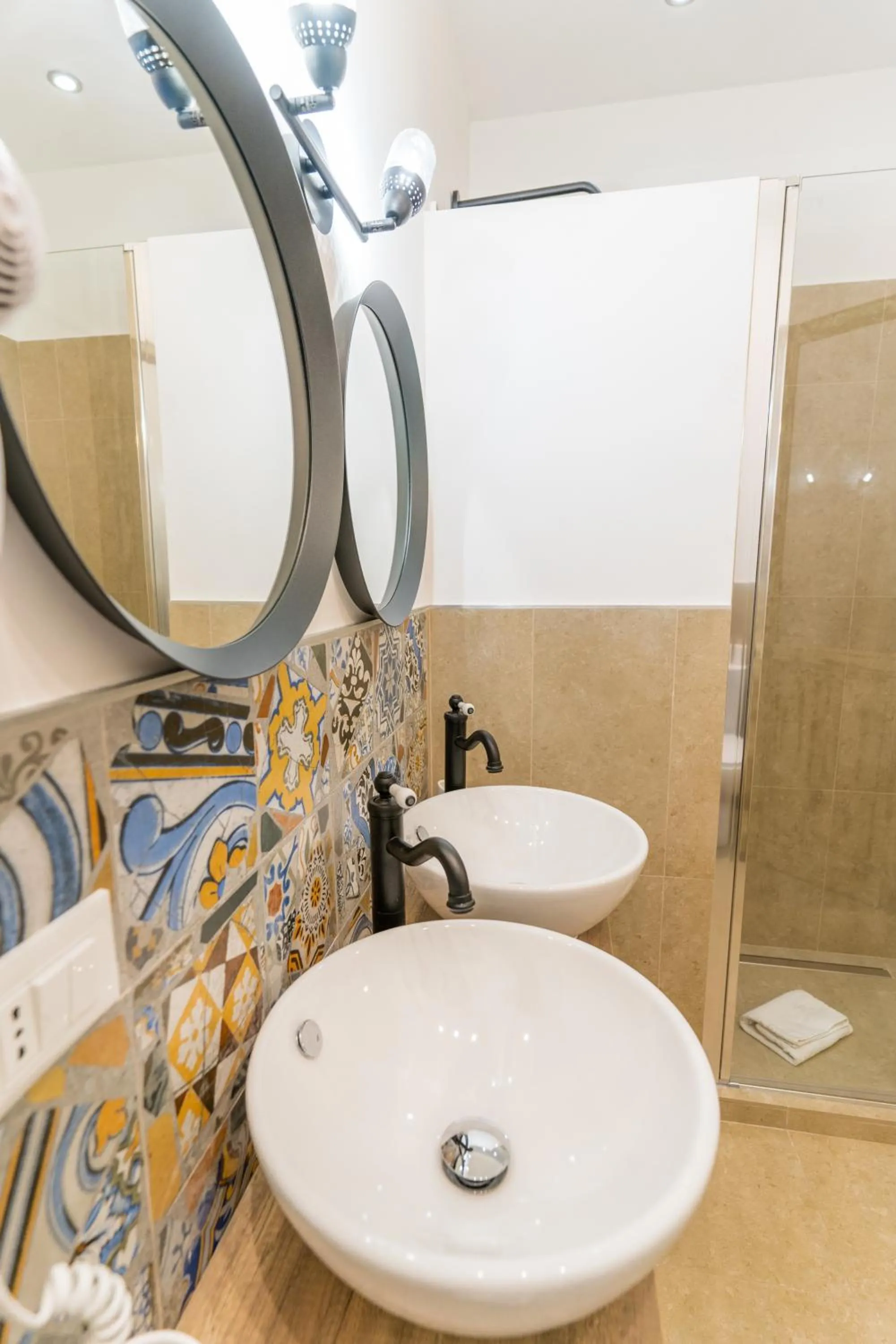 Shower in Mama Tita Rooms and Breakfast