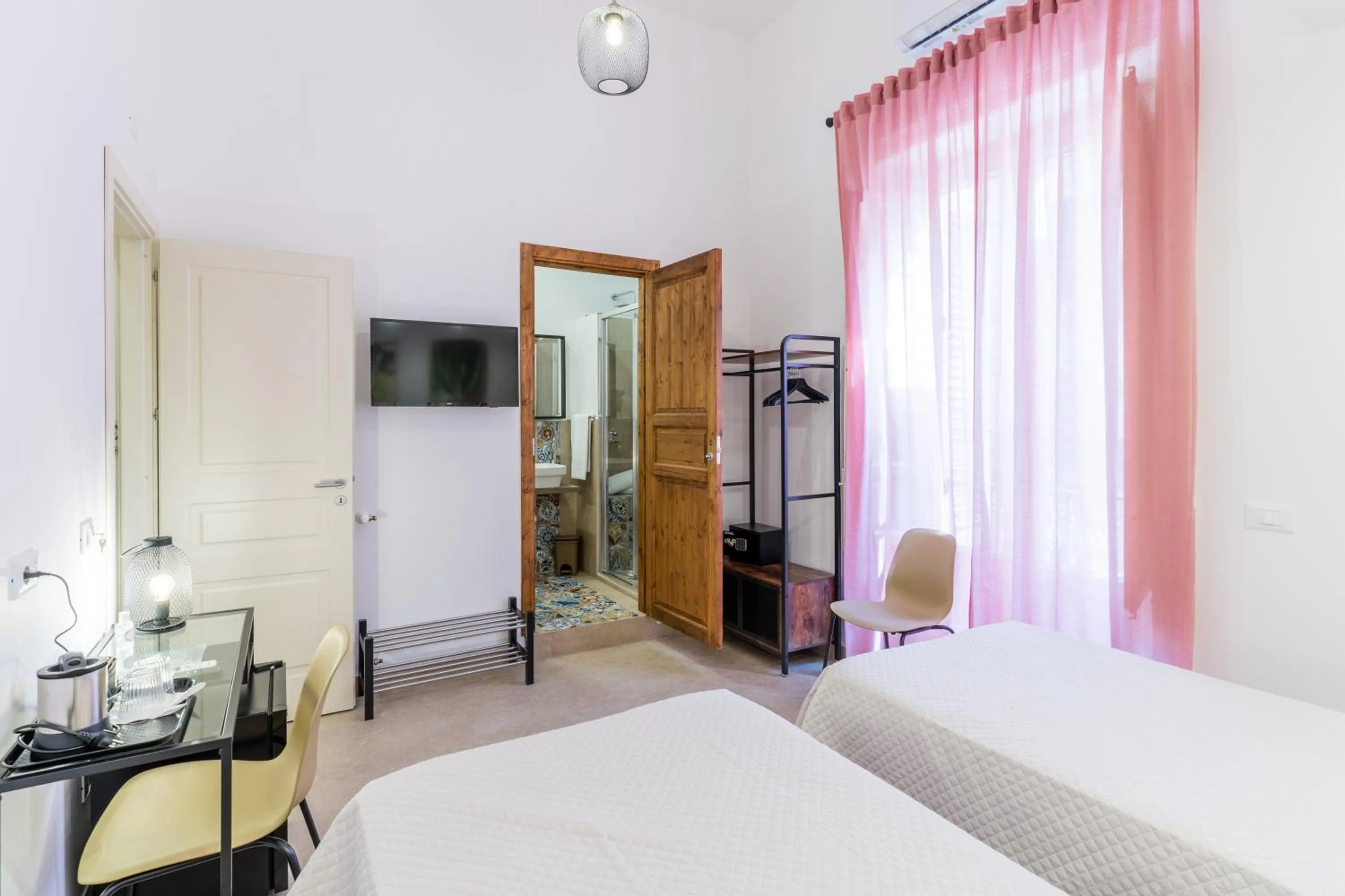 TV and multimedia, Bed in Mama Tita Rooms and Breakfast