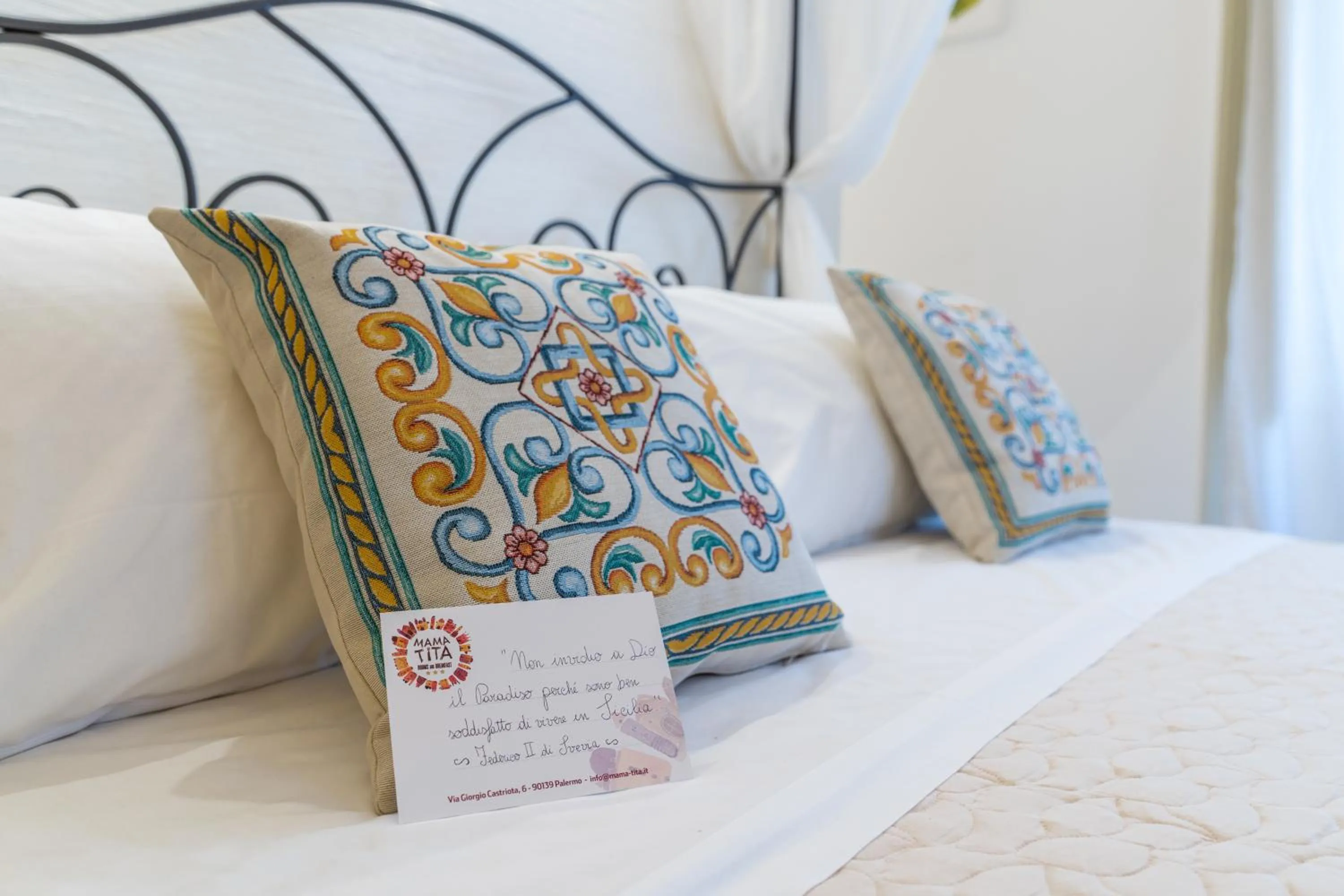 Bed in Mama Tita Rooms and Breakfast