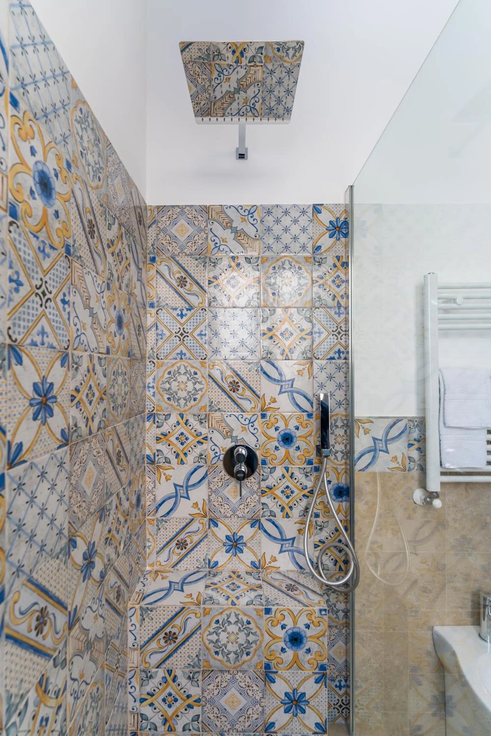 Shower in Mama Tita Rooms and Breakfast