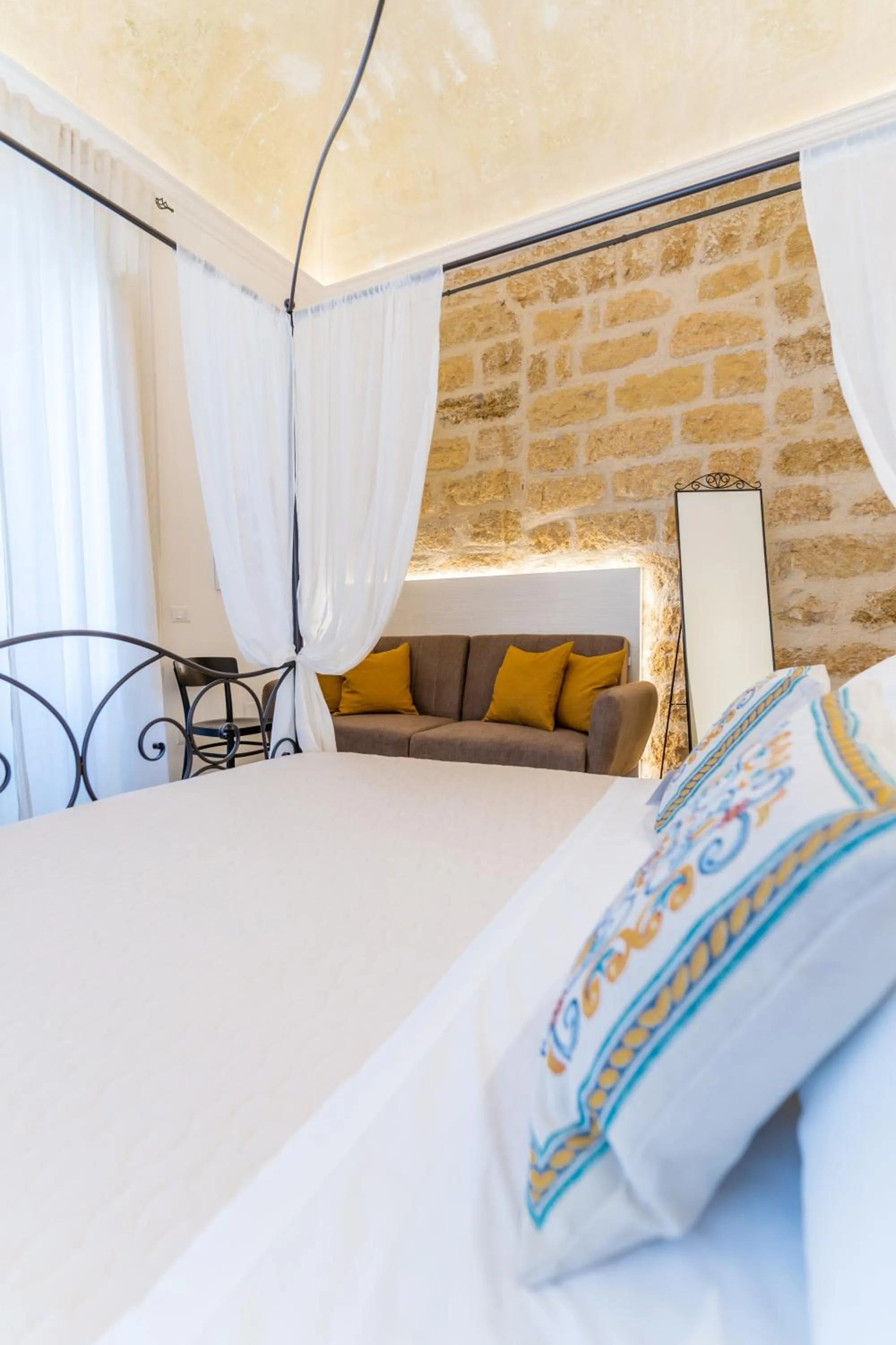 Bed in Mama Tita Rooms and Breakfast