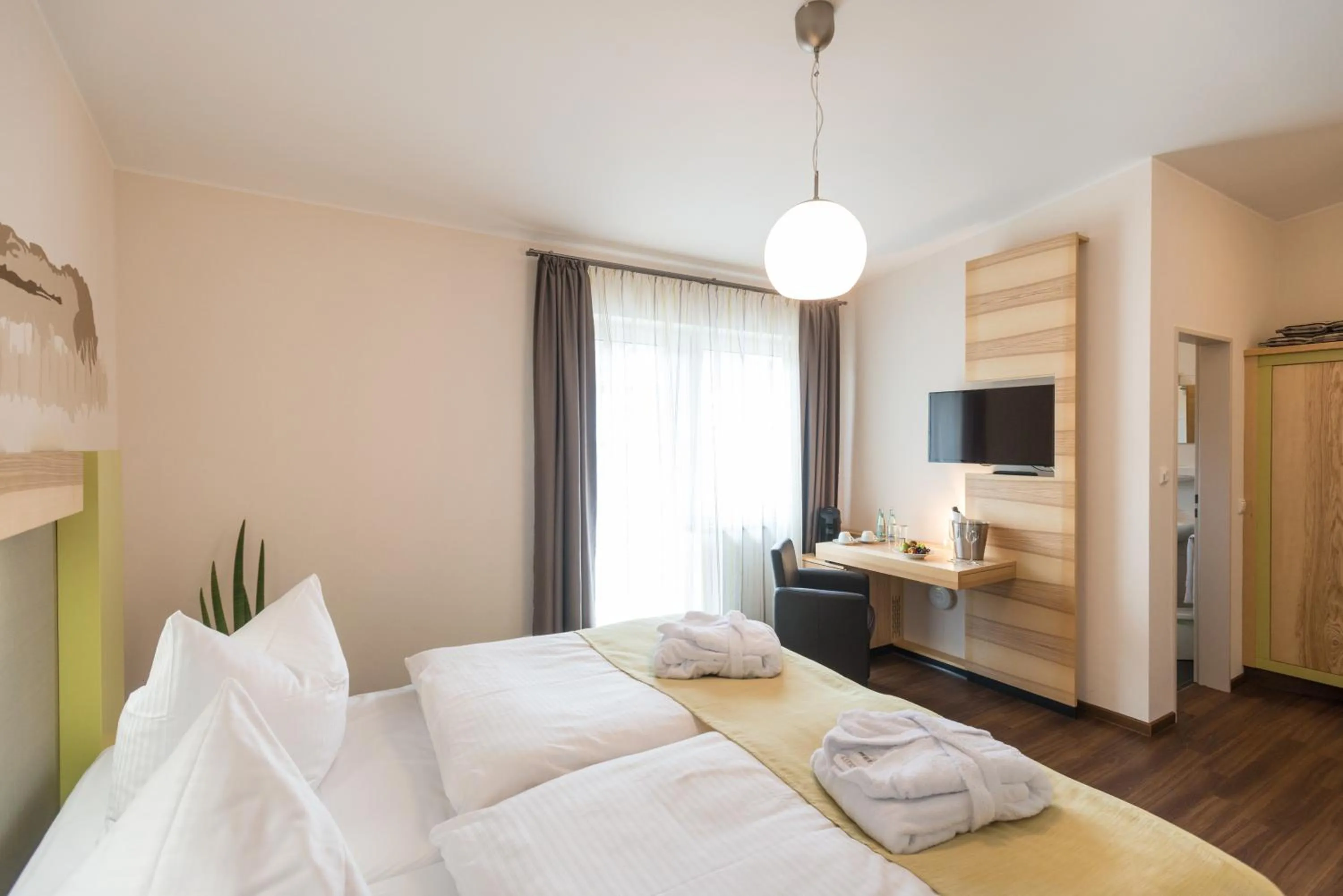 Photo of the whole room, Bed in Brauers Landarthotel GmbH