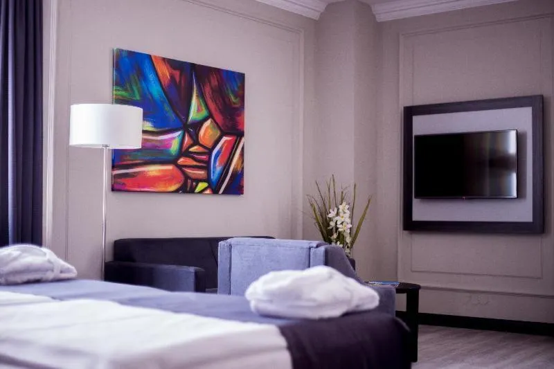 Photo of the whole room, Bed in Hotel Chemnitzer Hof