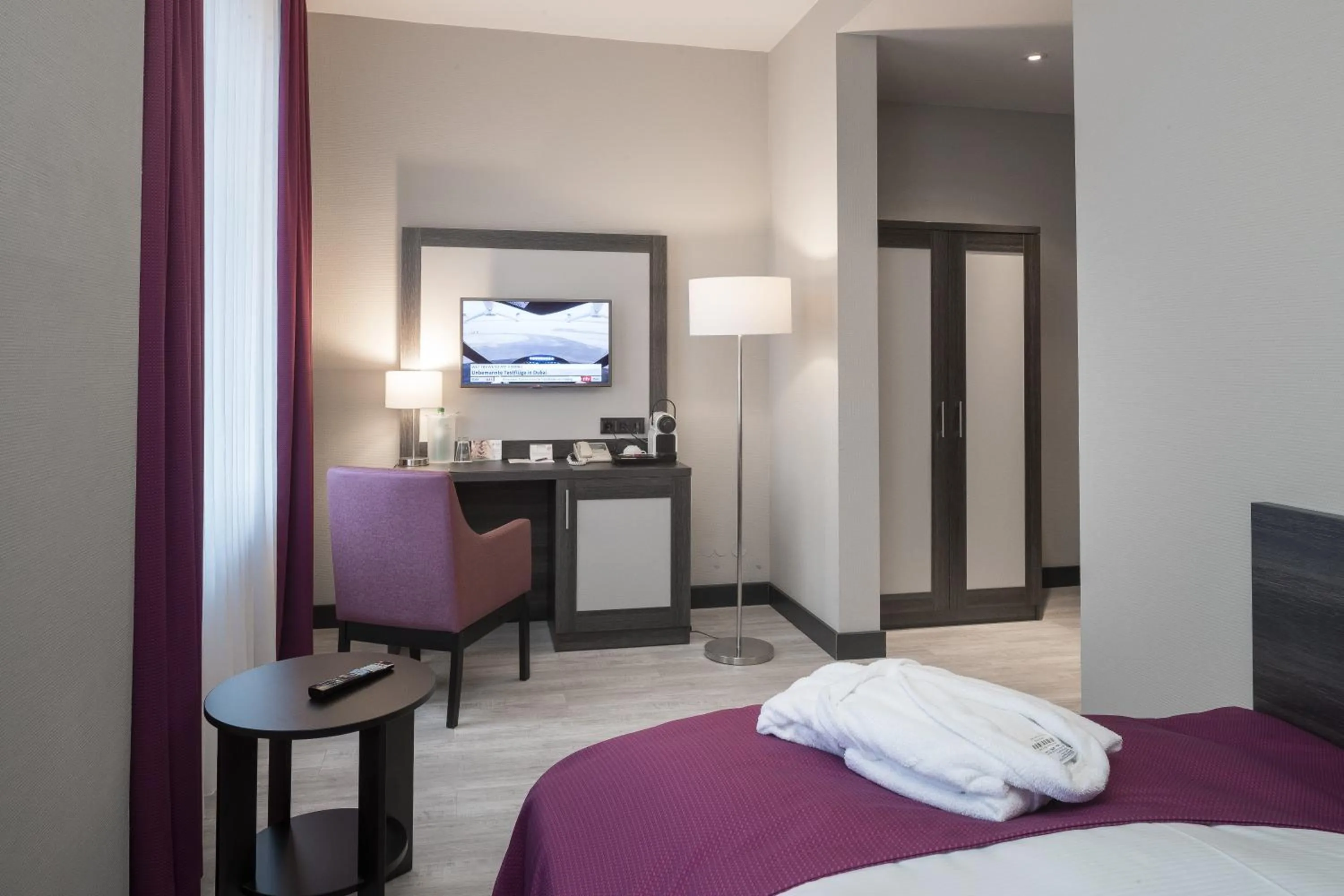 Photo of the whole room, Bed in Hotel Chemnitzer Hof