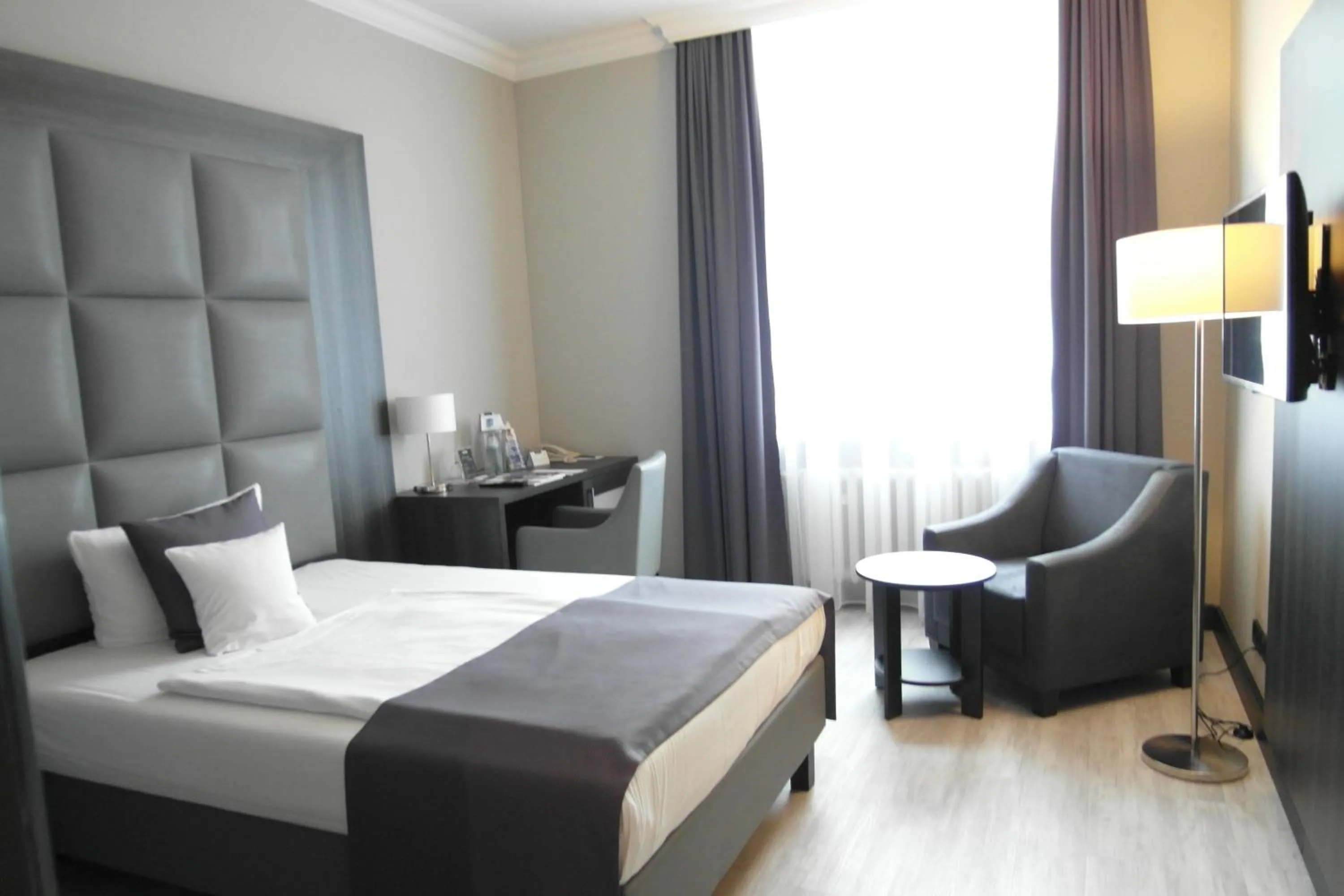 Photo of the whole room, Bed in Hotel Chemnitzer Hof