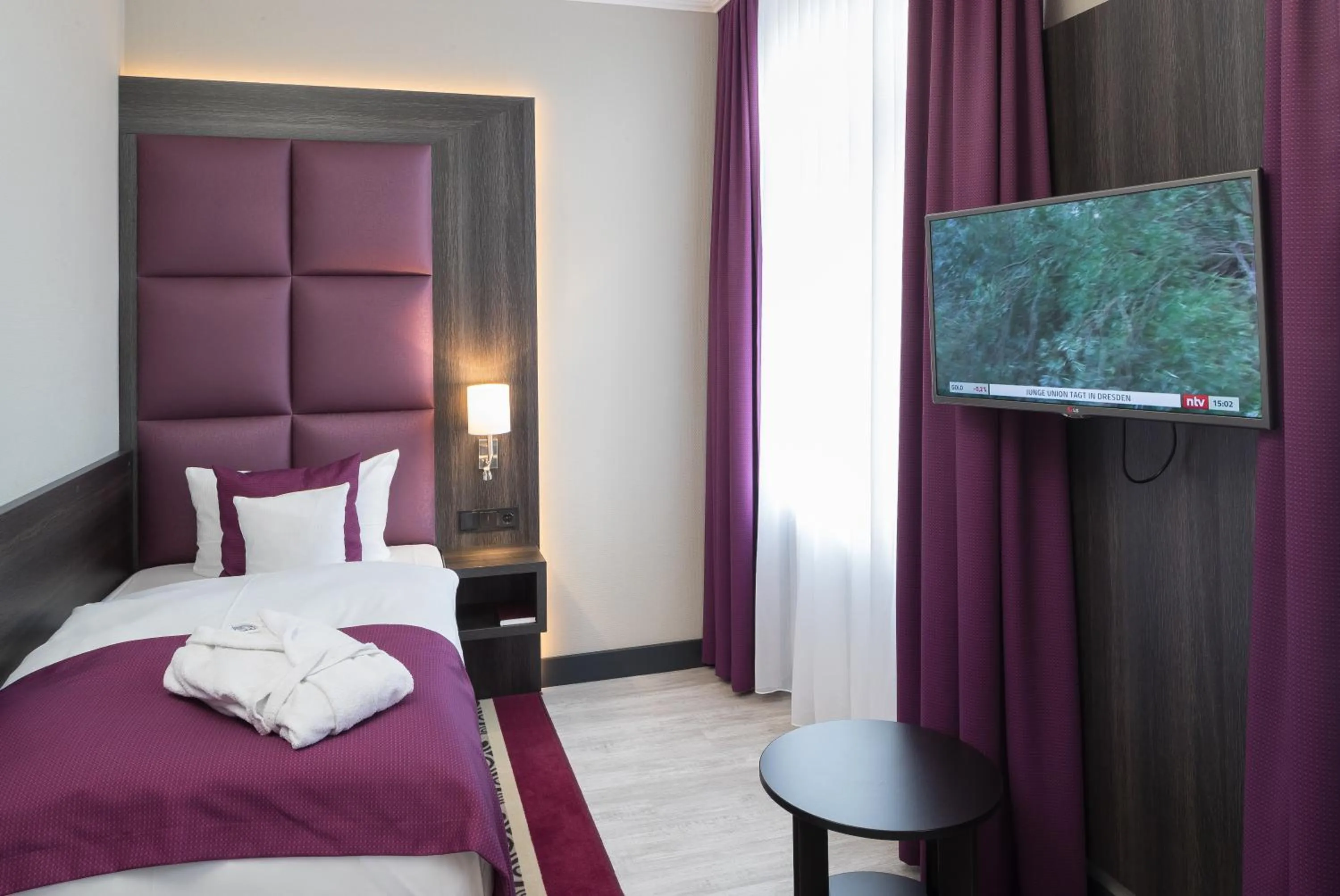 Photo of the whole room, Bed in Hotel Chemnitzer Hof