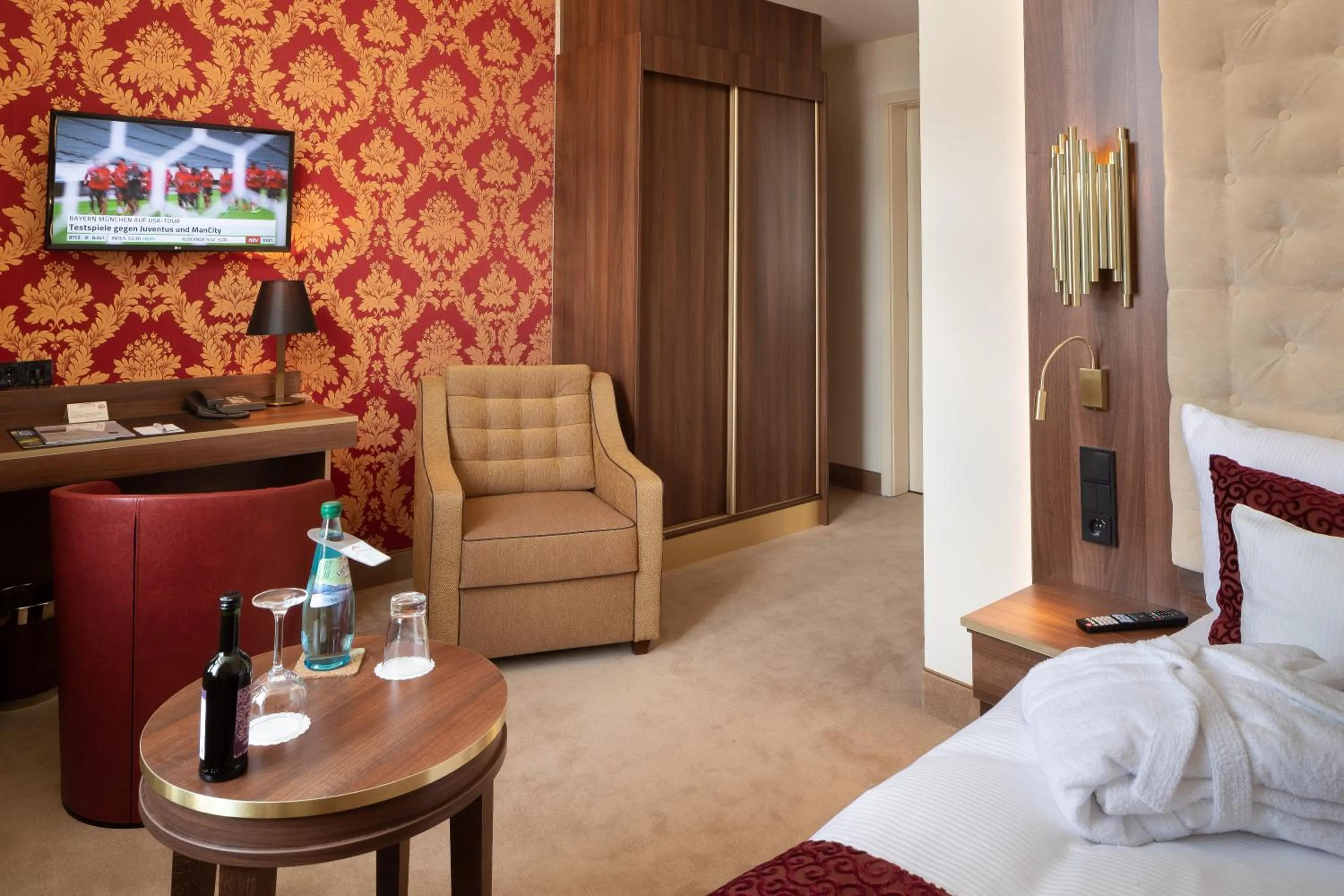 Photo of the whole room, Bed in Hotel Chemnitzer Hof