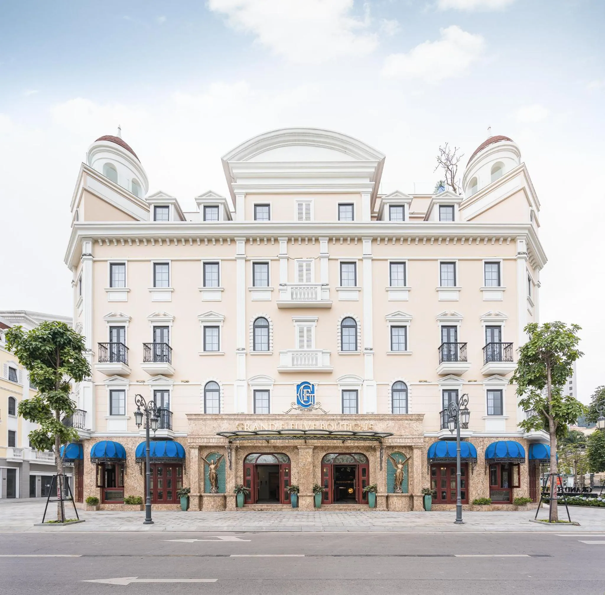 Property building in Grand Fleuve Boutique