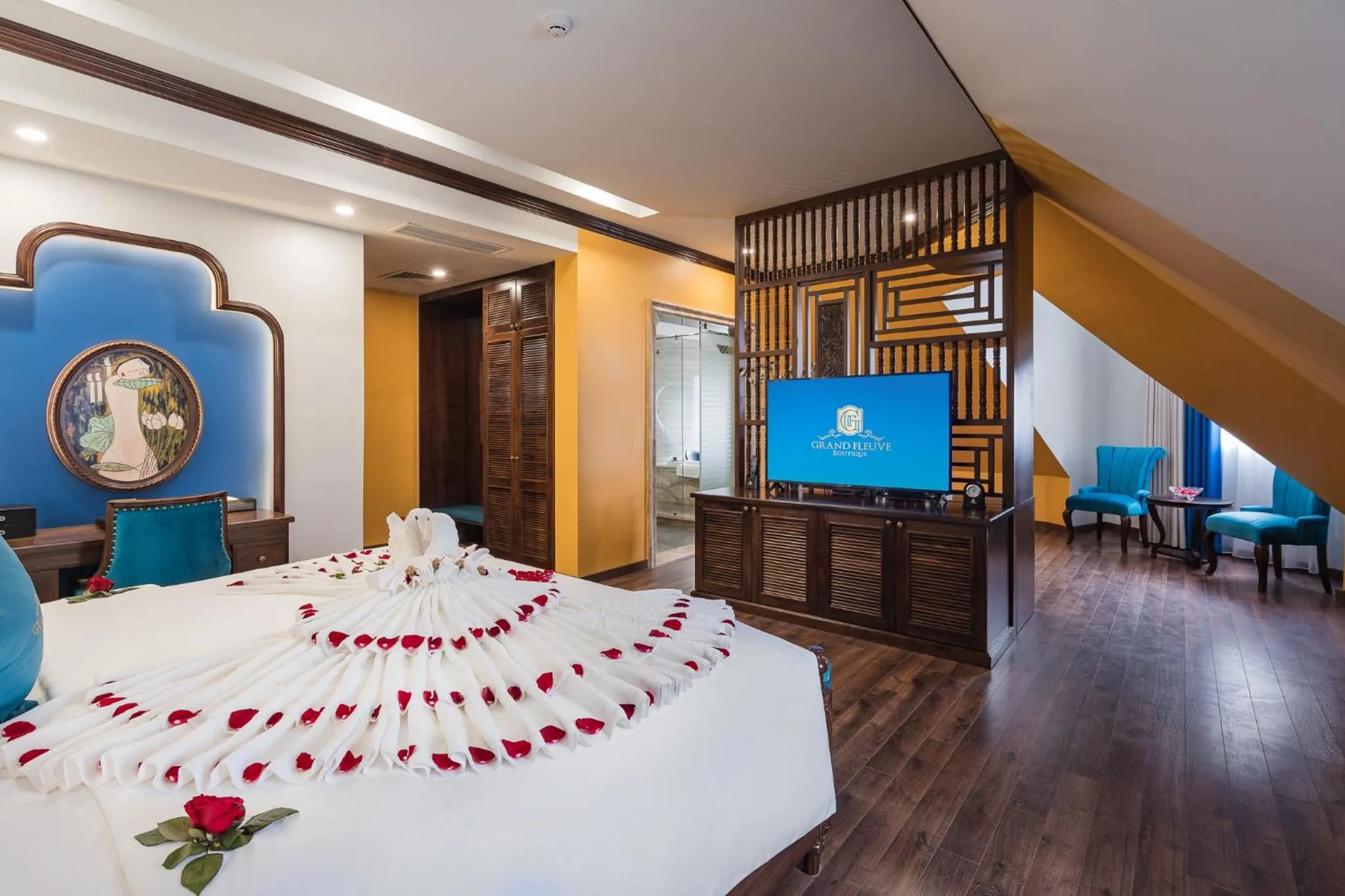 Communal lounge/ TV room, Bed in Grand Fleuve Boutique