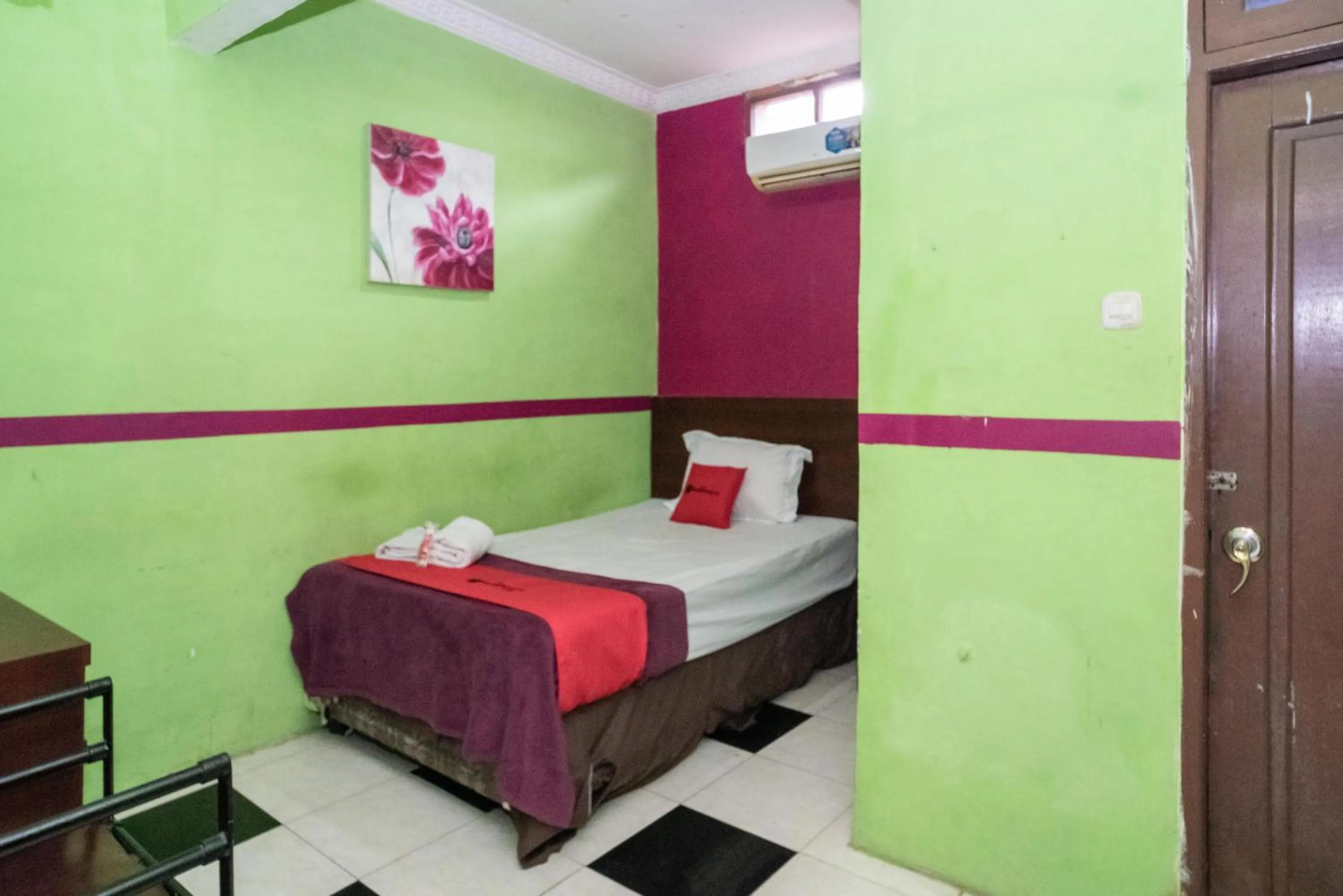 Bedroom, Bed in RedDoorz near Uniska Banjarmasin