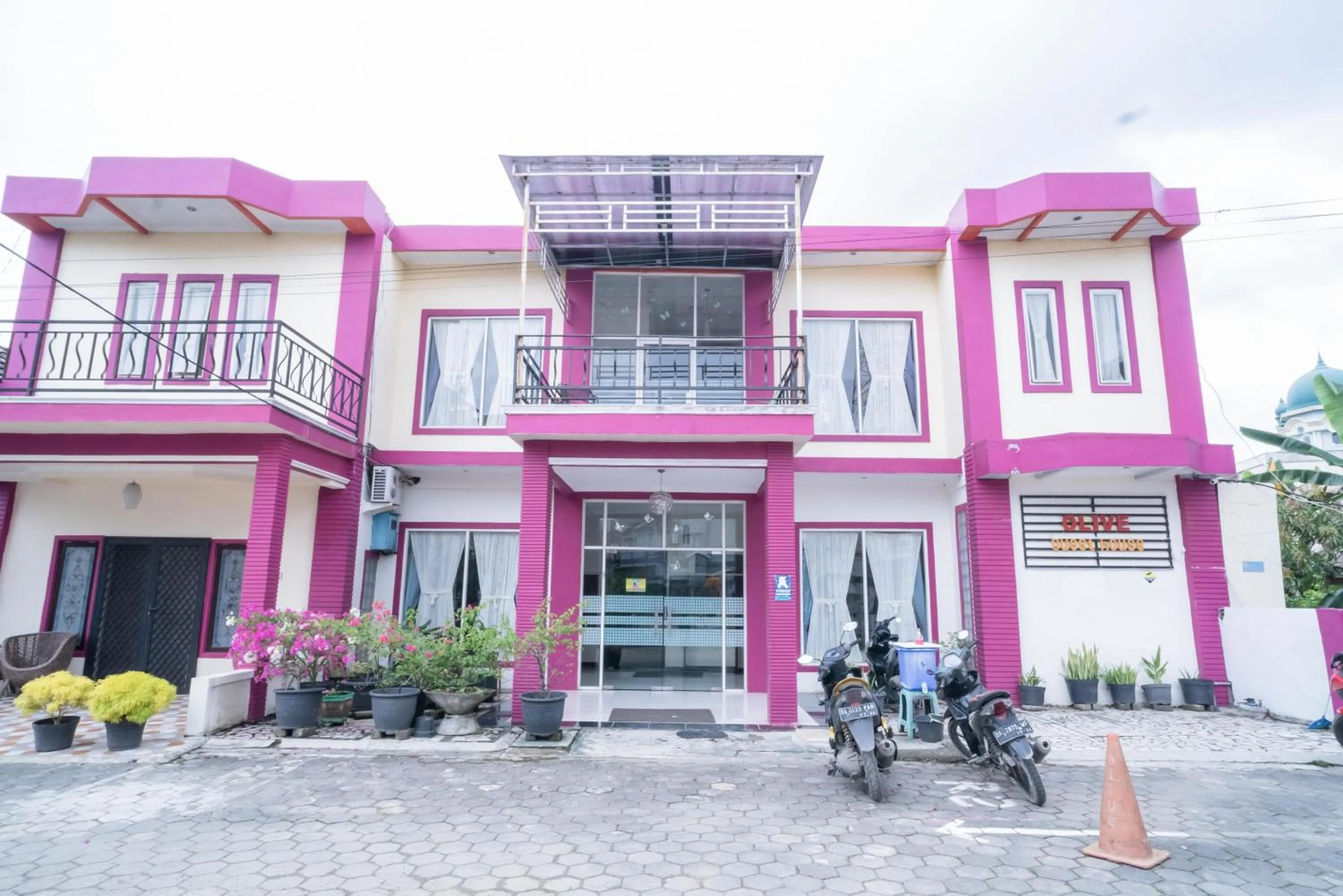 Facade/entrance in RedDoorz near Uniska Banjarmasin